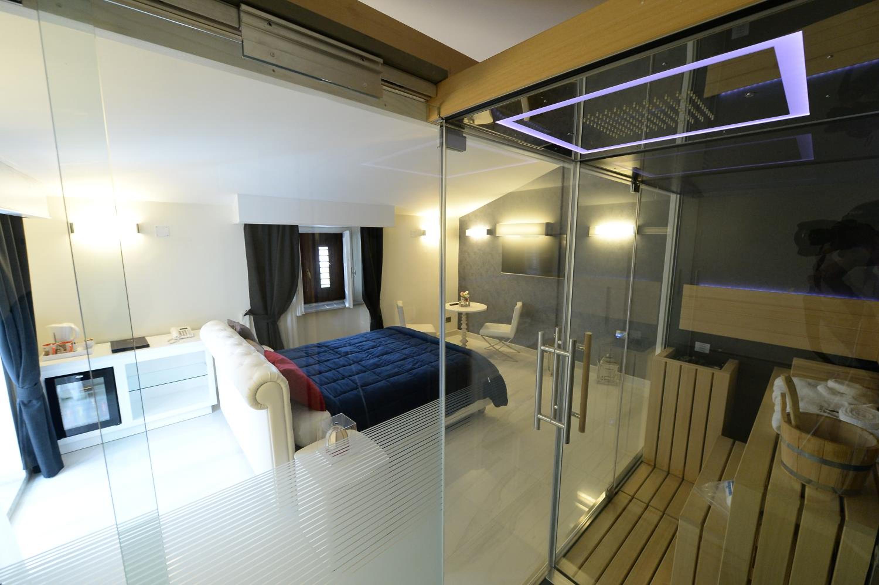 Double Room with Sauna and Spa Bath - Photo 4