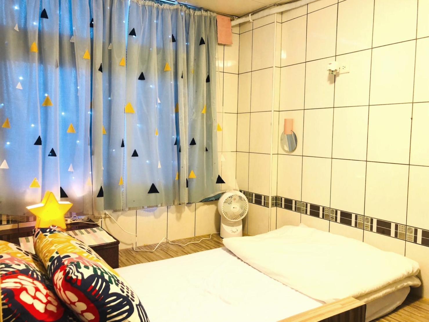 Single Room with Shared Shower and Toilet photo 1