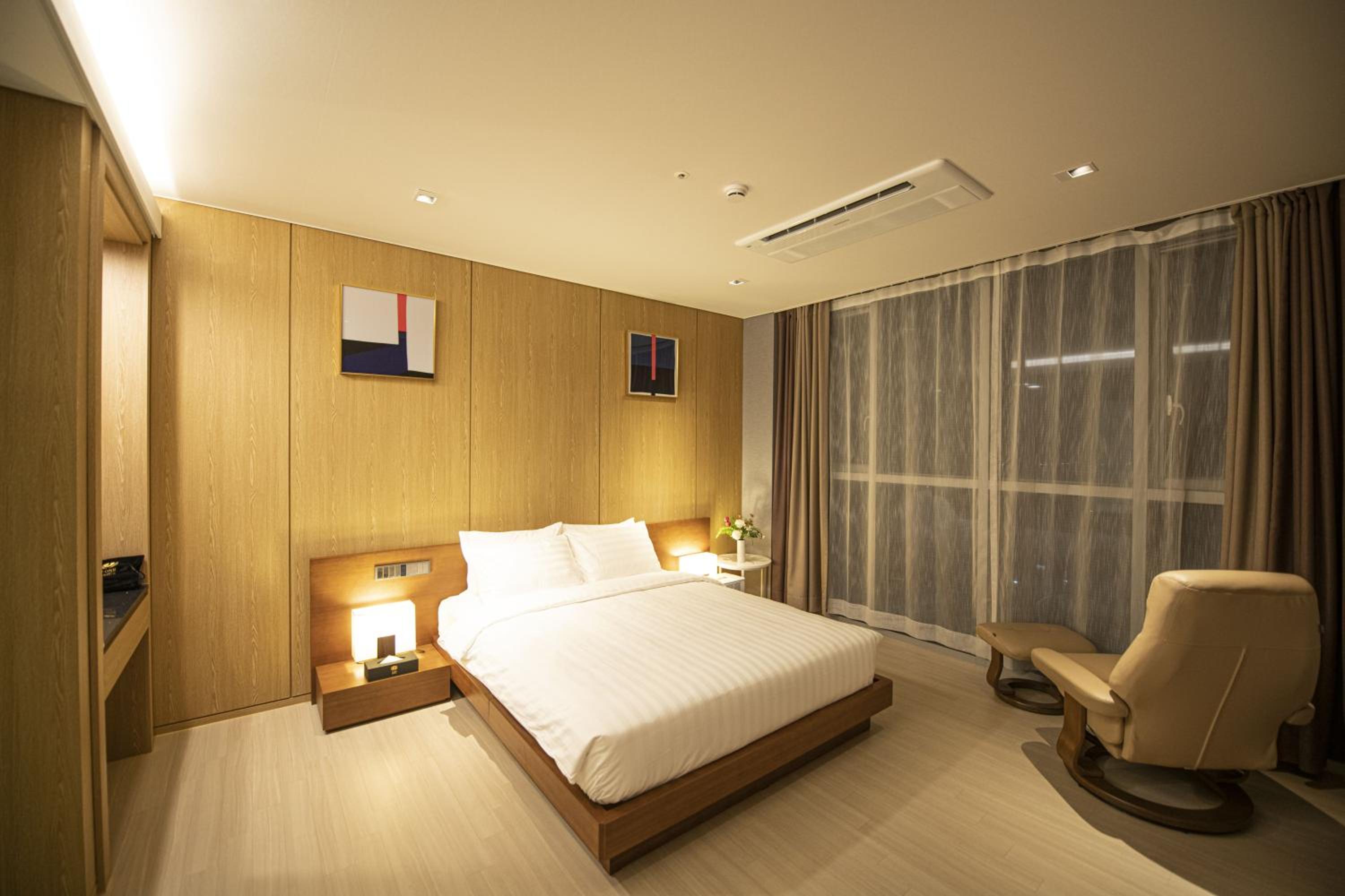 Executive Suite - Photo 2