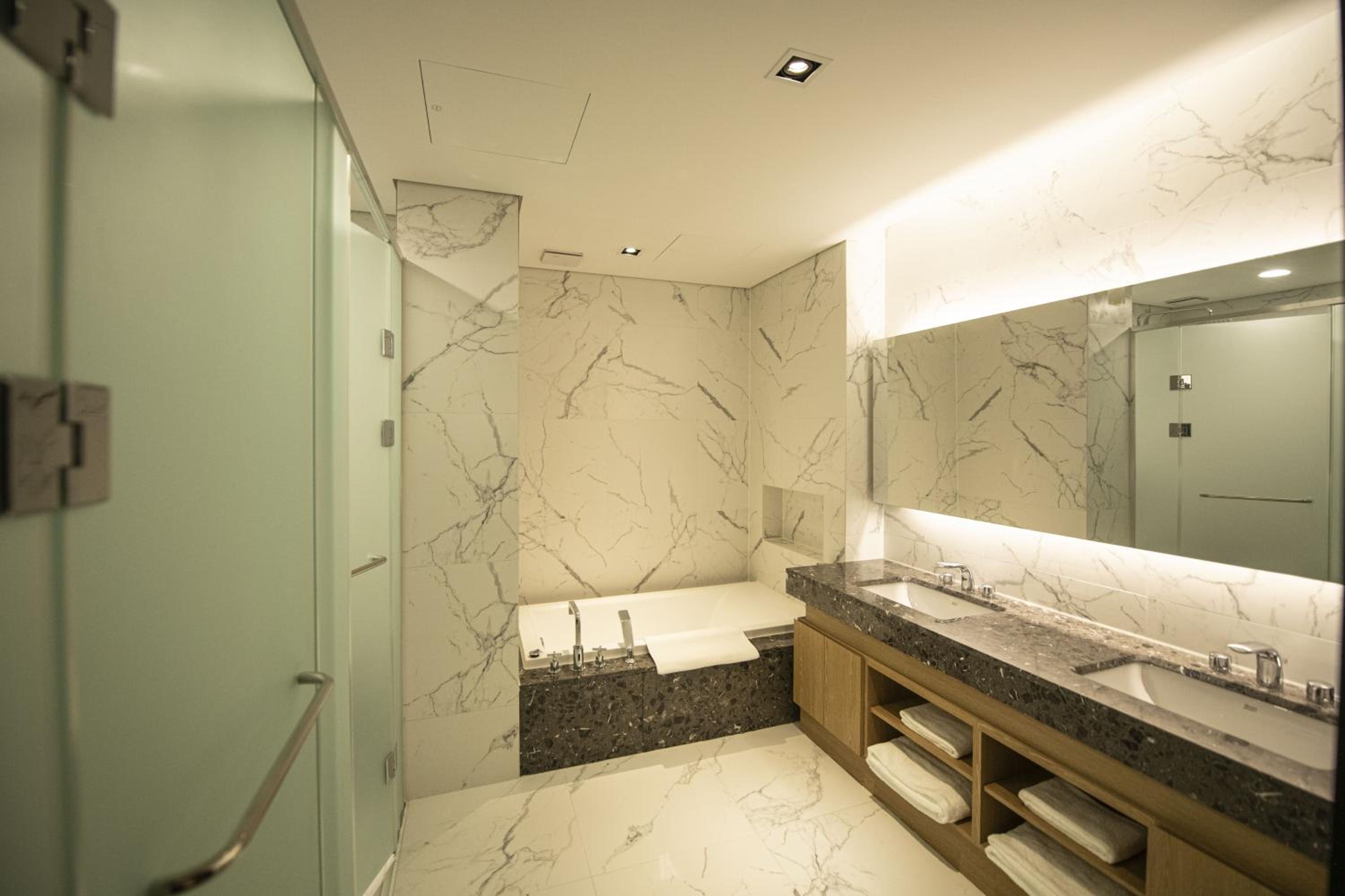 Executive Suite - Photo 3