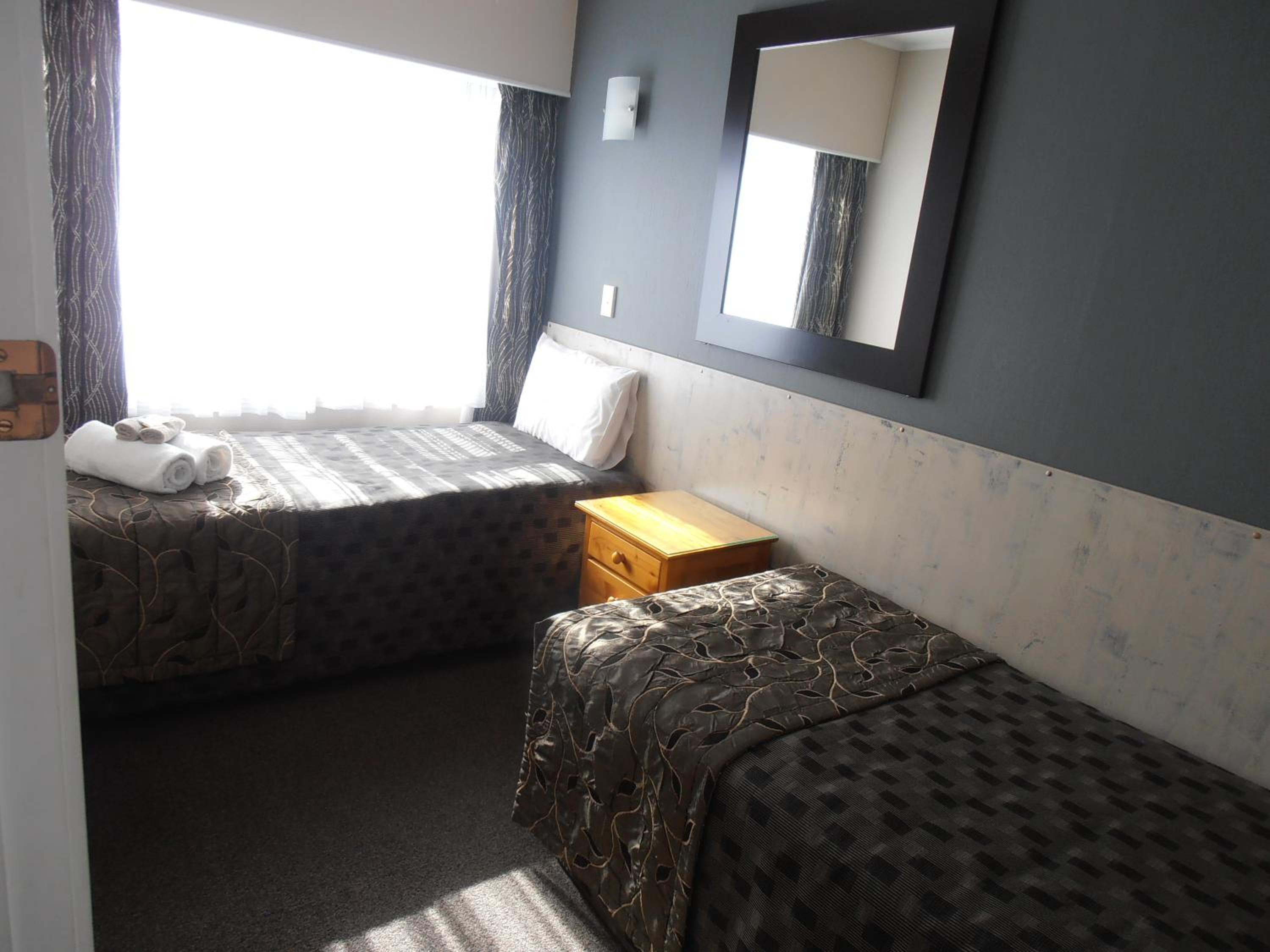 One Bedroom Suite with One Single Bed and One Queen Bed - Full Kitchen - Photo 15