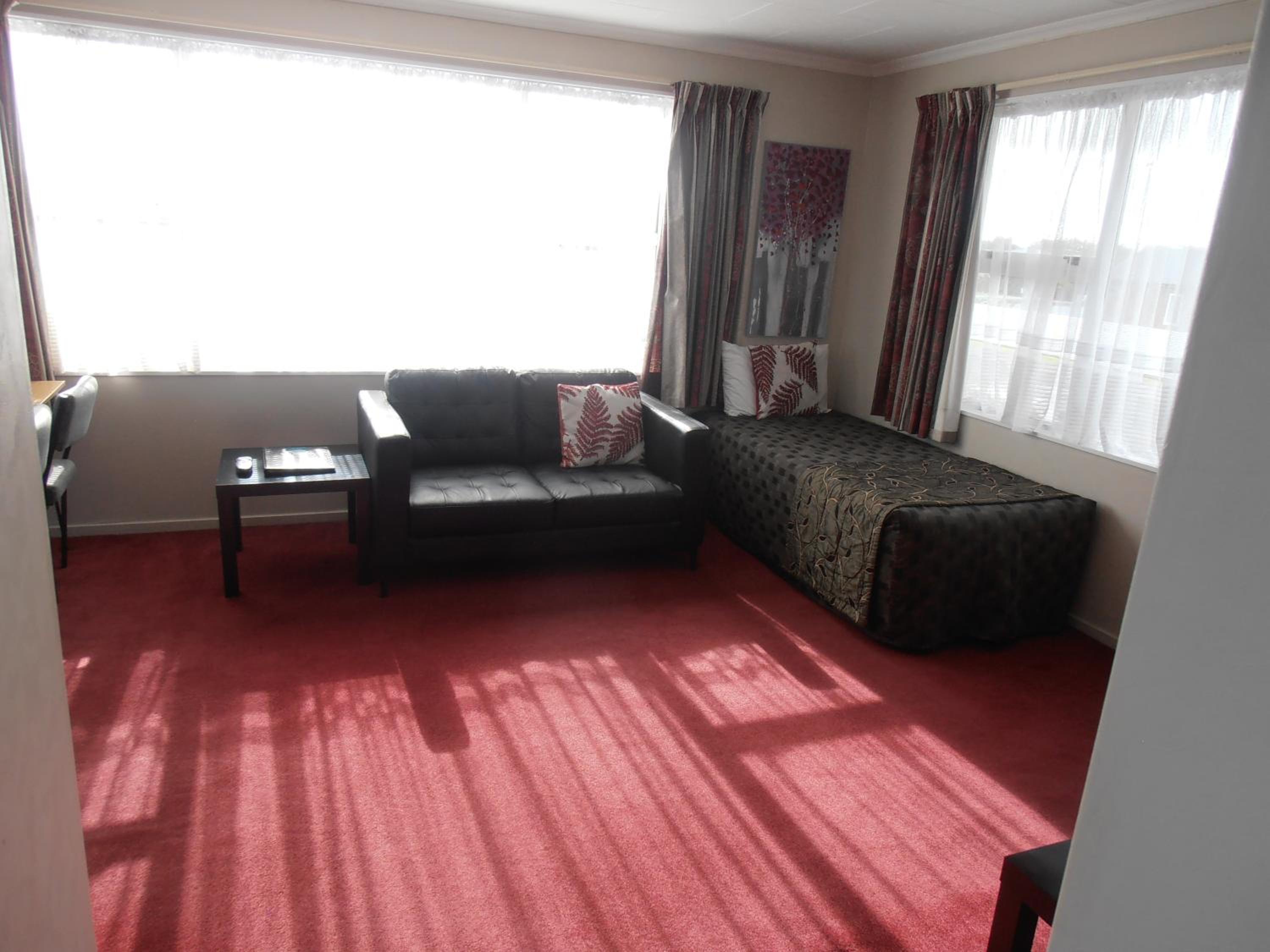 One Bedroom Suite with One Single Bed and One Queen Bed - Full Kitchen - Photo 18