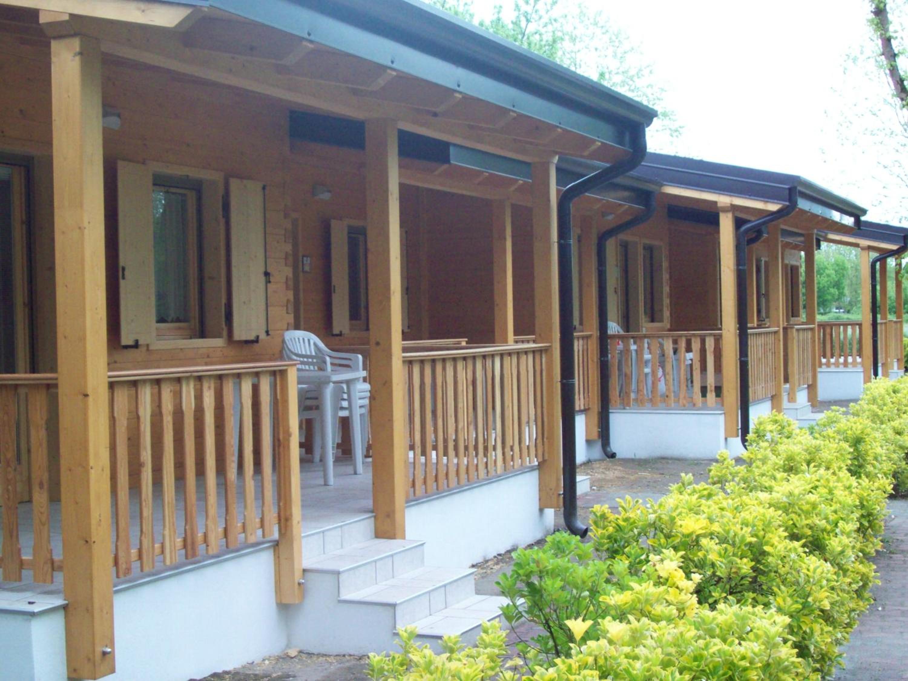 Deluxe Two-Bedroom Bungalow photo 3