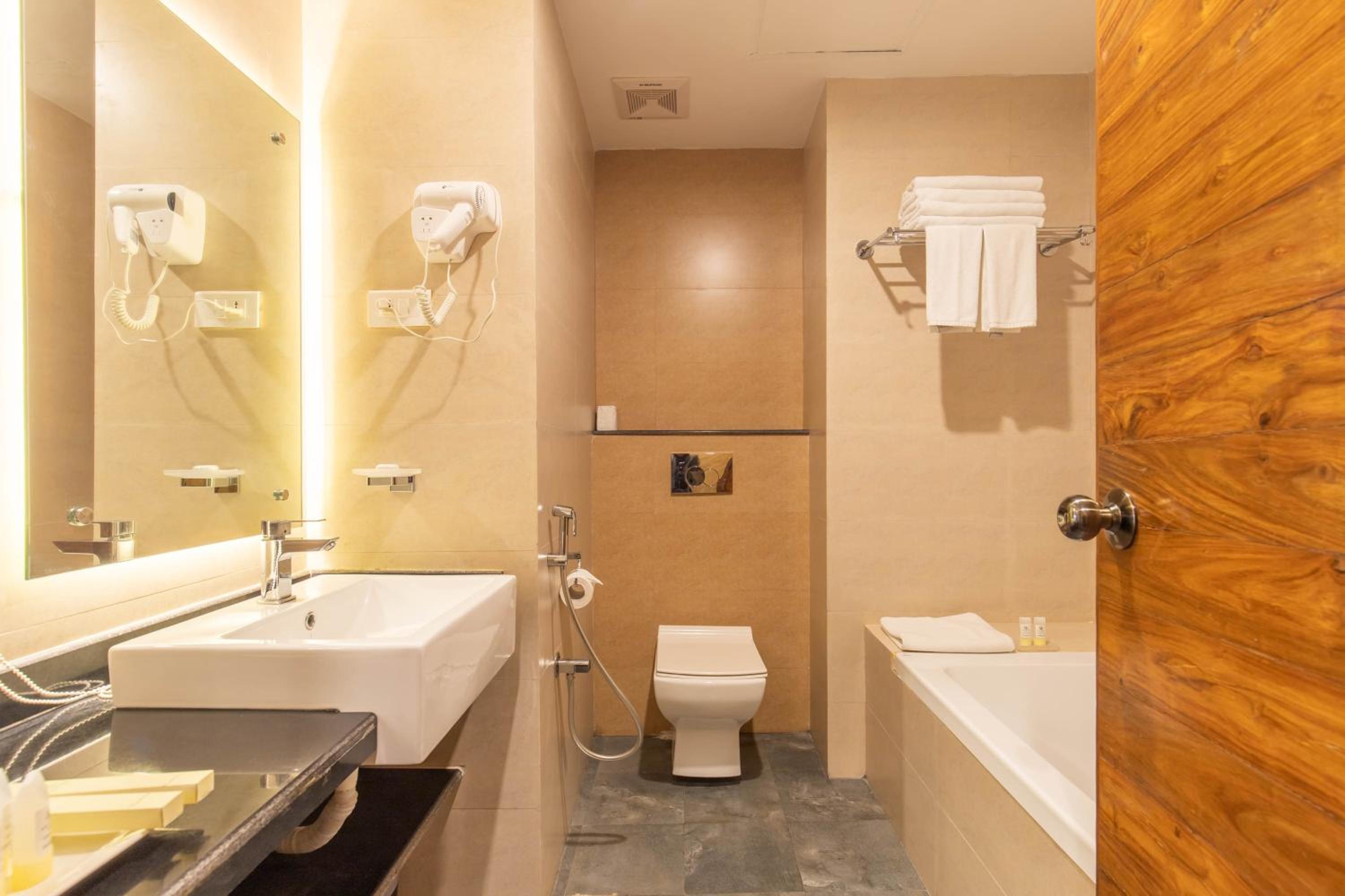 Superior Family Room with Free Airport Transfers - Photo 11