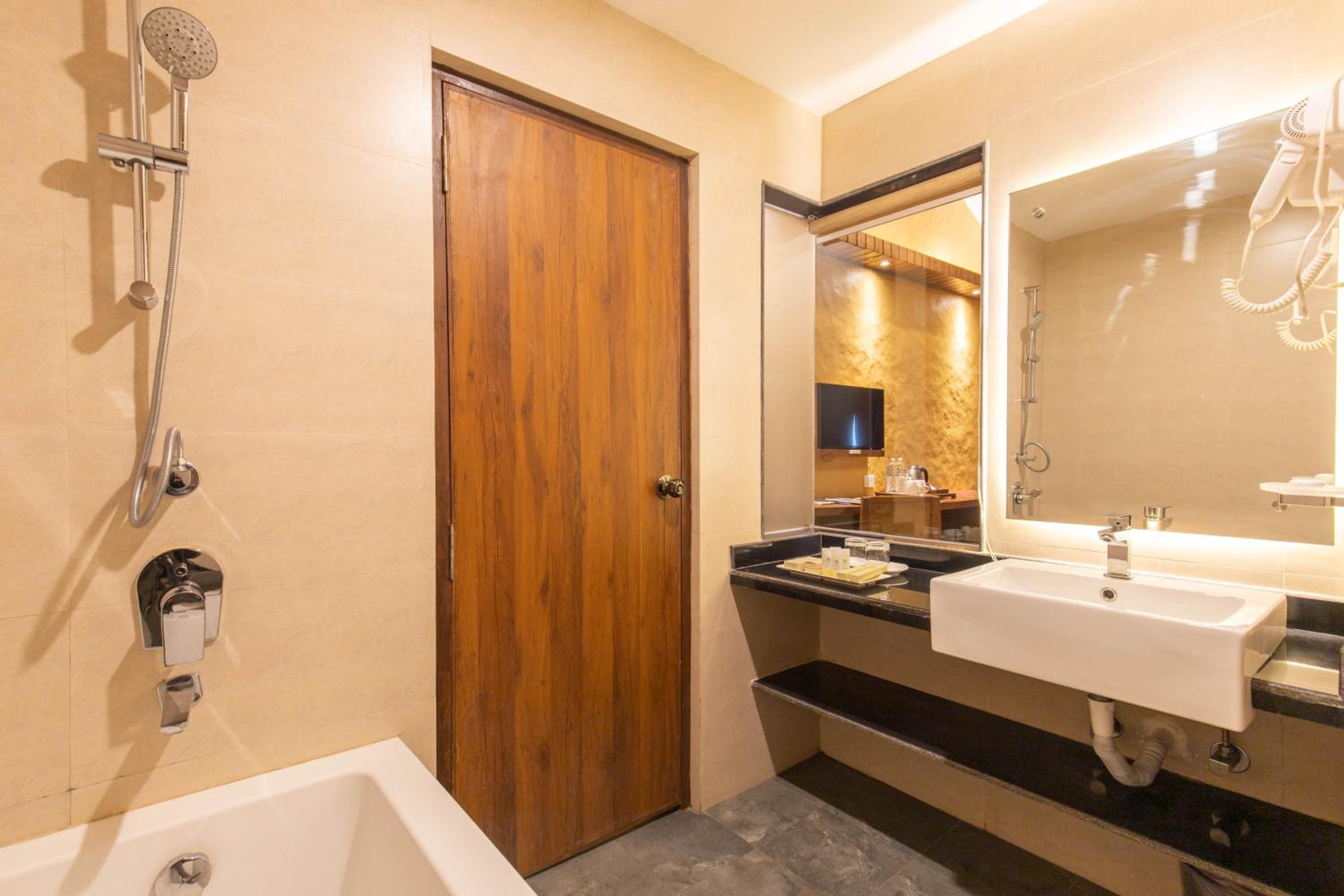 Superior Family Room with Free Airport Transfers - Photo 10