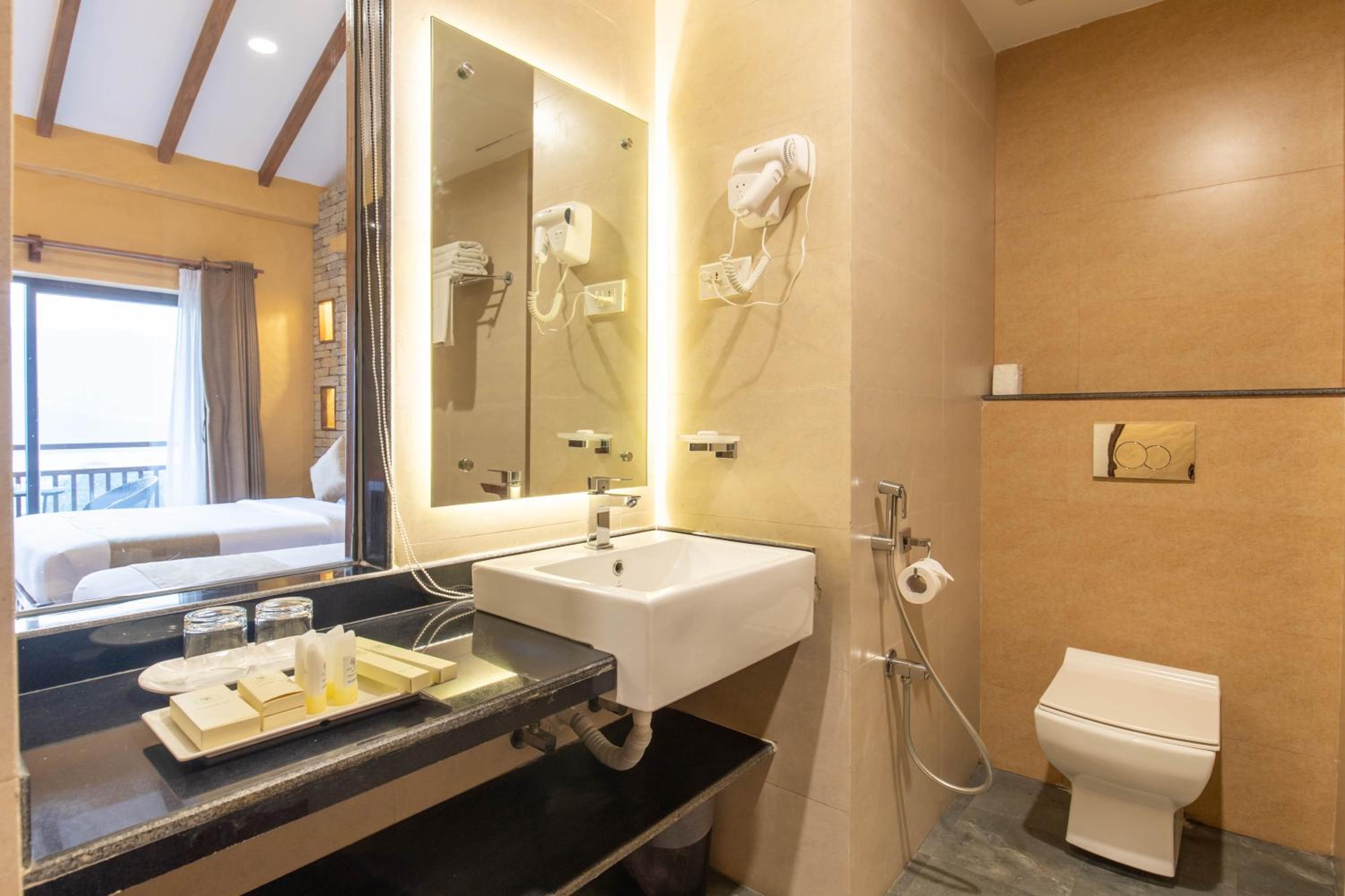 Superior Family Room with Free Airport Transfers - Photo 8