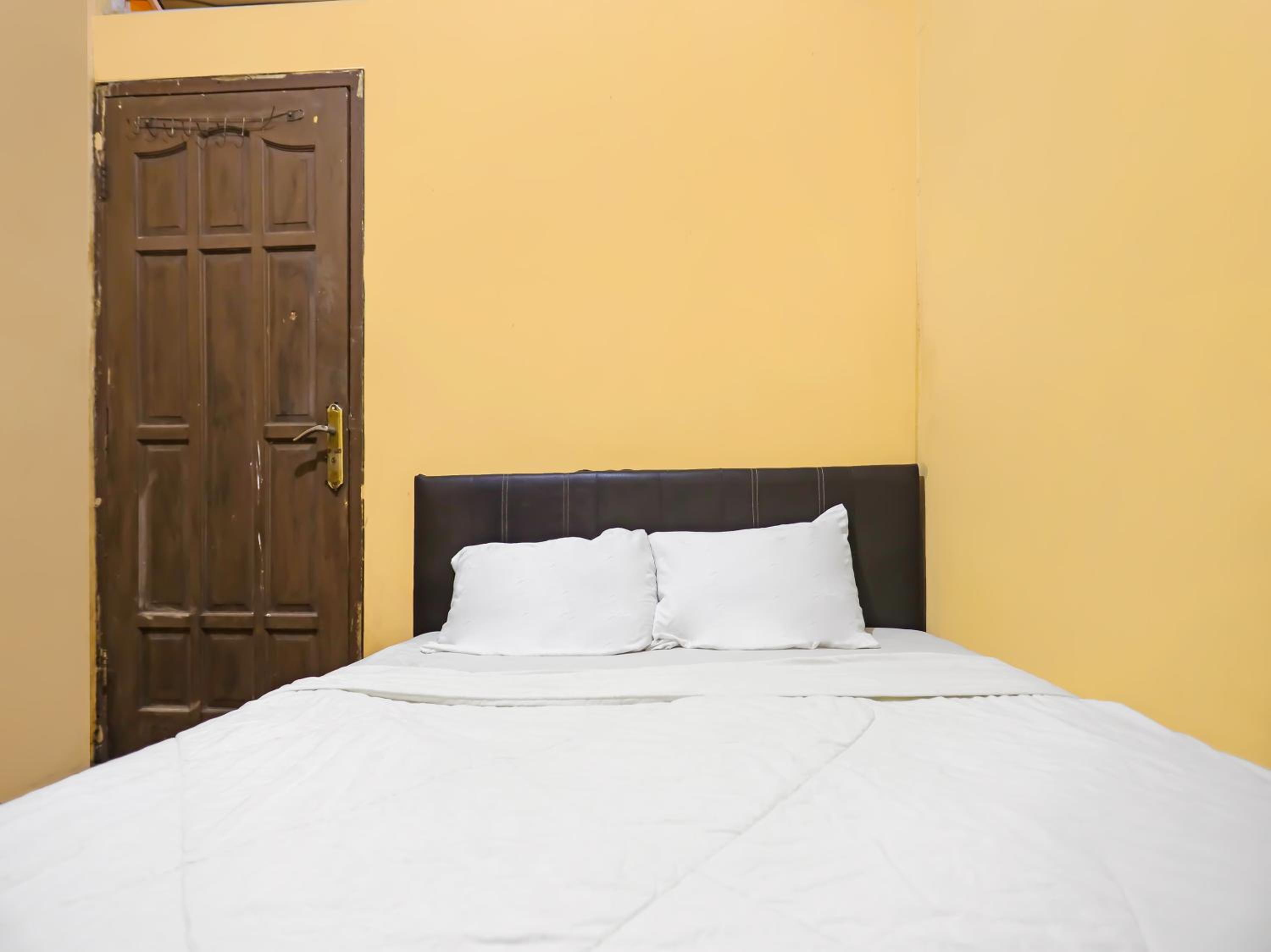 Budget Double Room - Photo 8