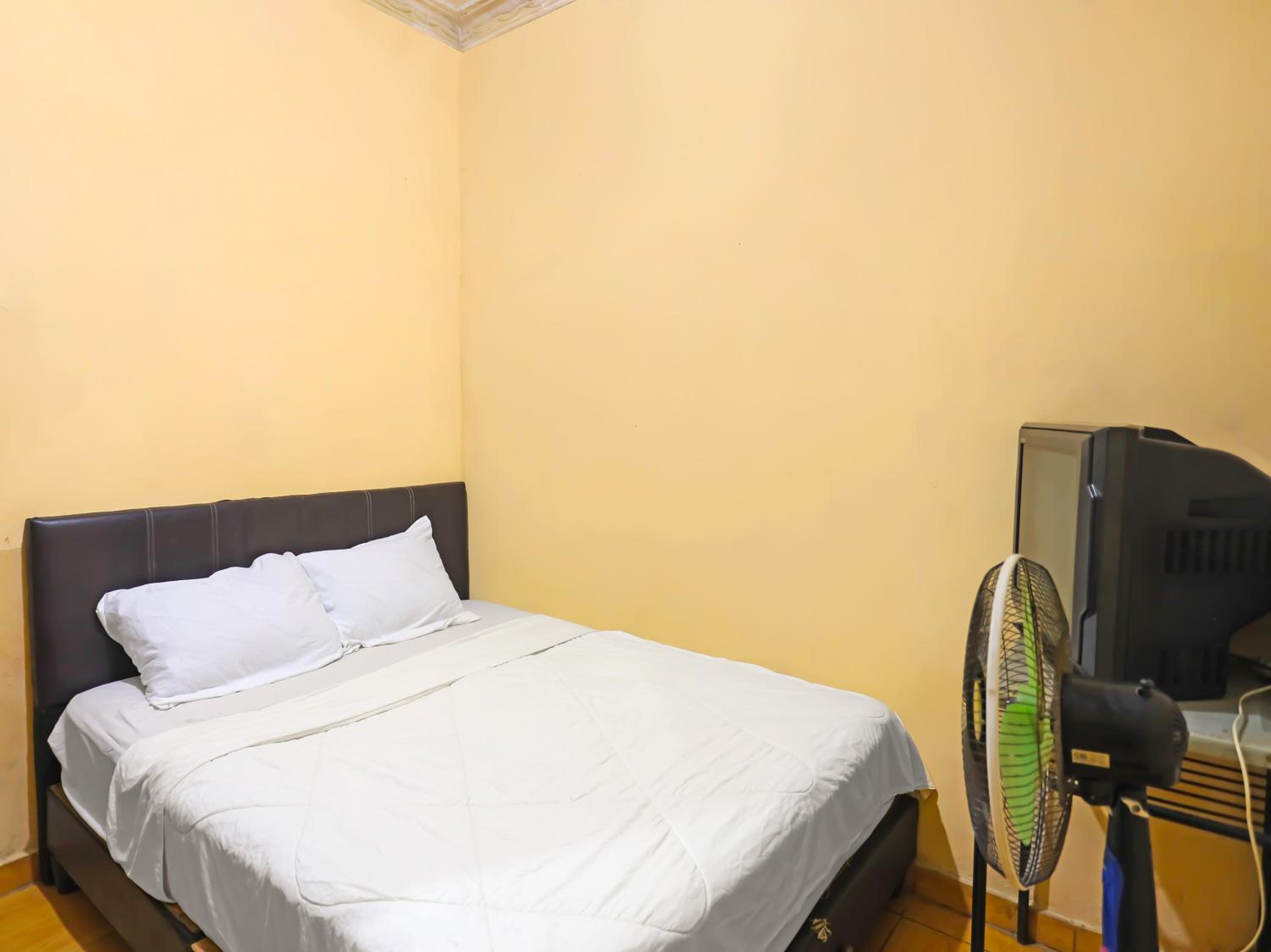Budget Double Room - Photo 6