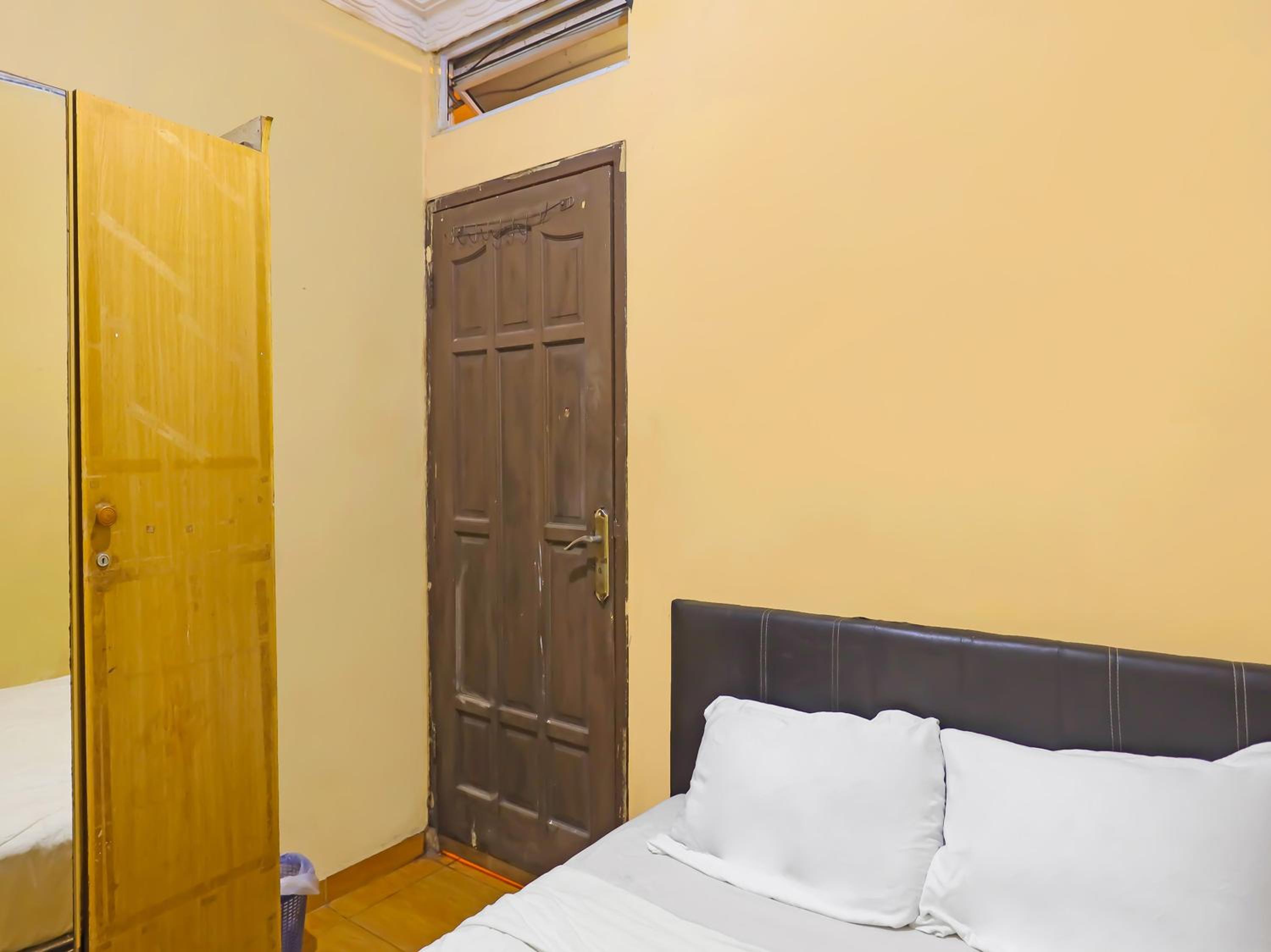 Budget Double Room - Photo 7
