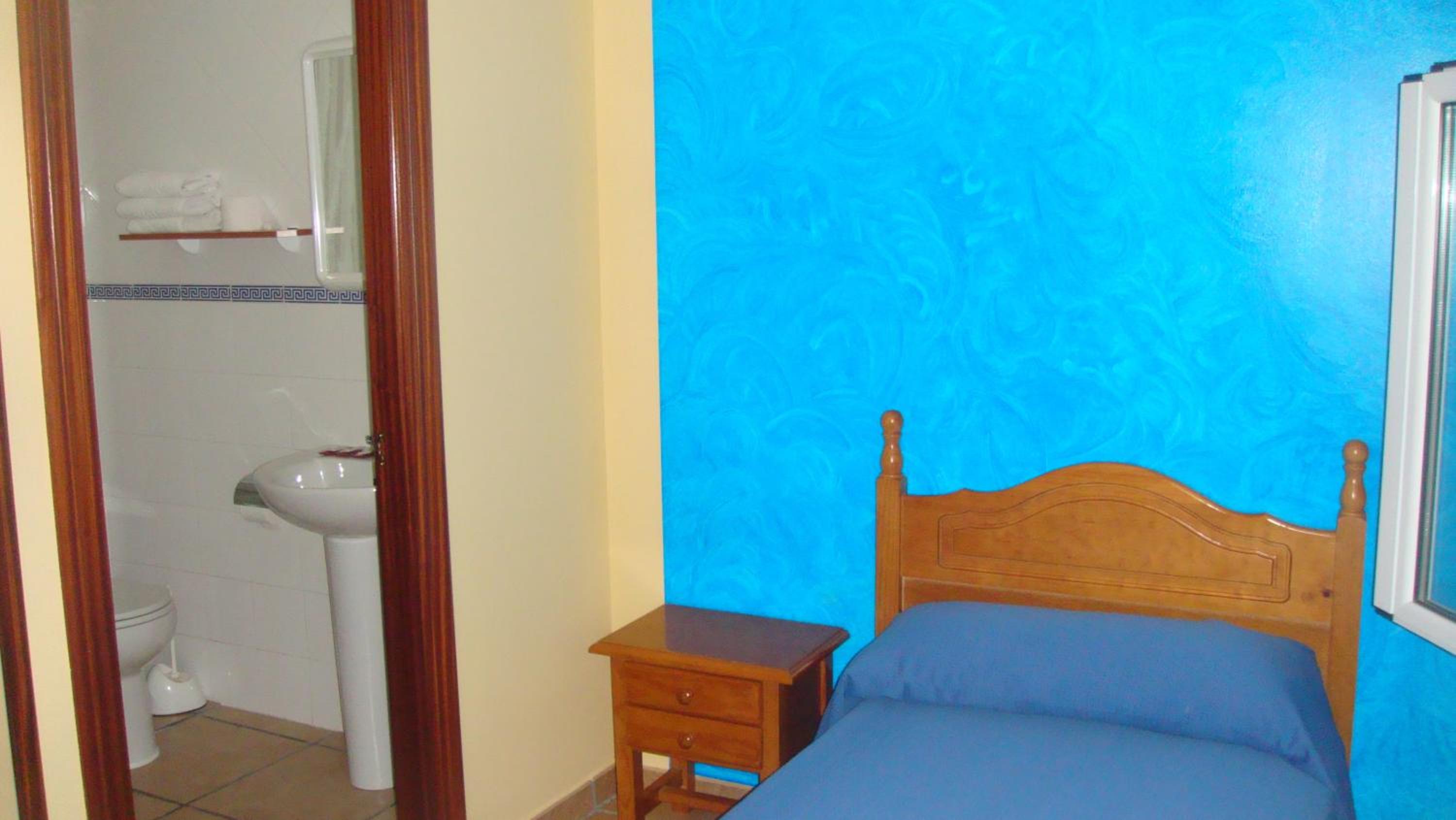 Single Room with Private Bathroom photo 3