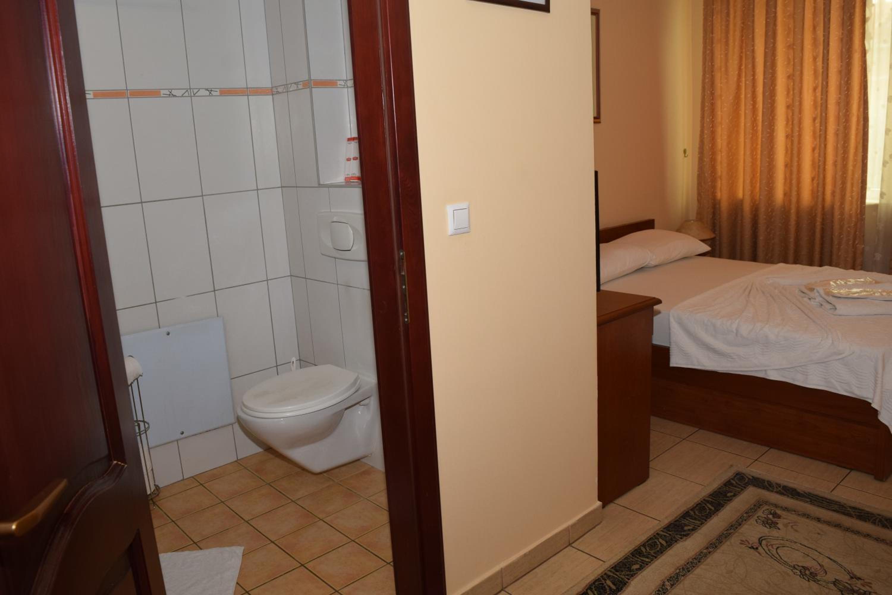 Queen Room with Two Queen Beds - Photo 2