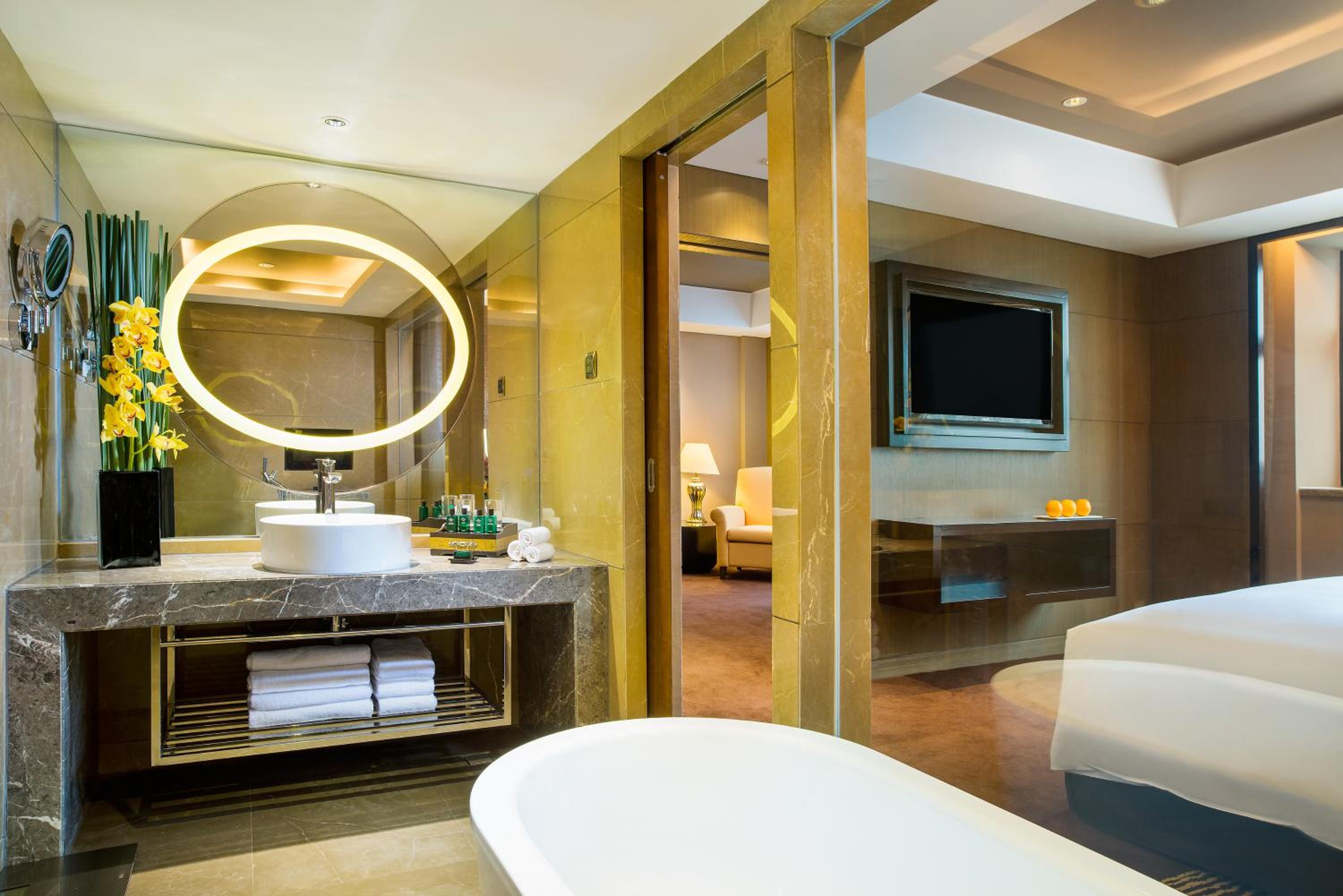 SUPERIOR ROOM with 1 King Size Bed, Club Millésime Access - Photo 5