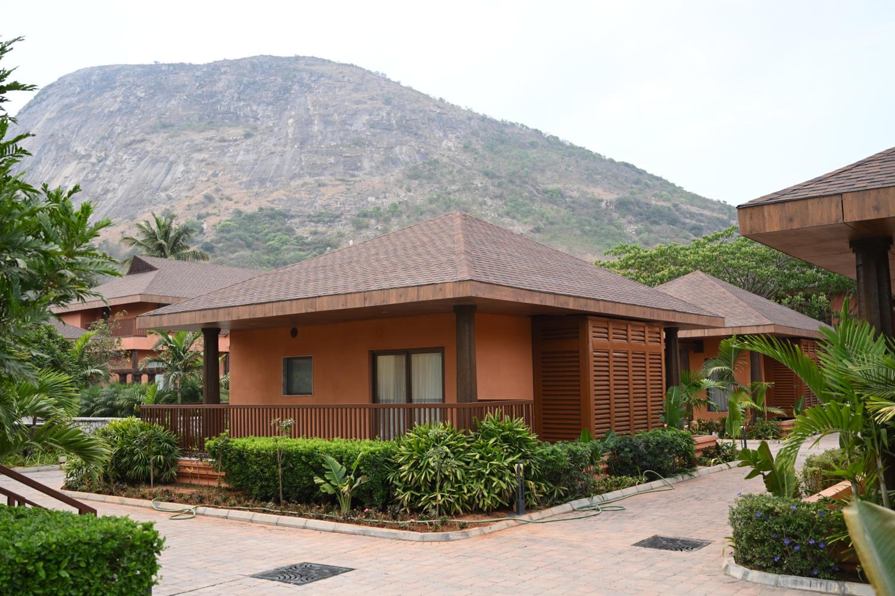 Bungalow with Balcony and Courtyard View - Photo 2