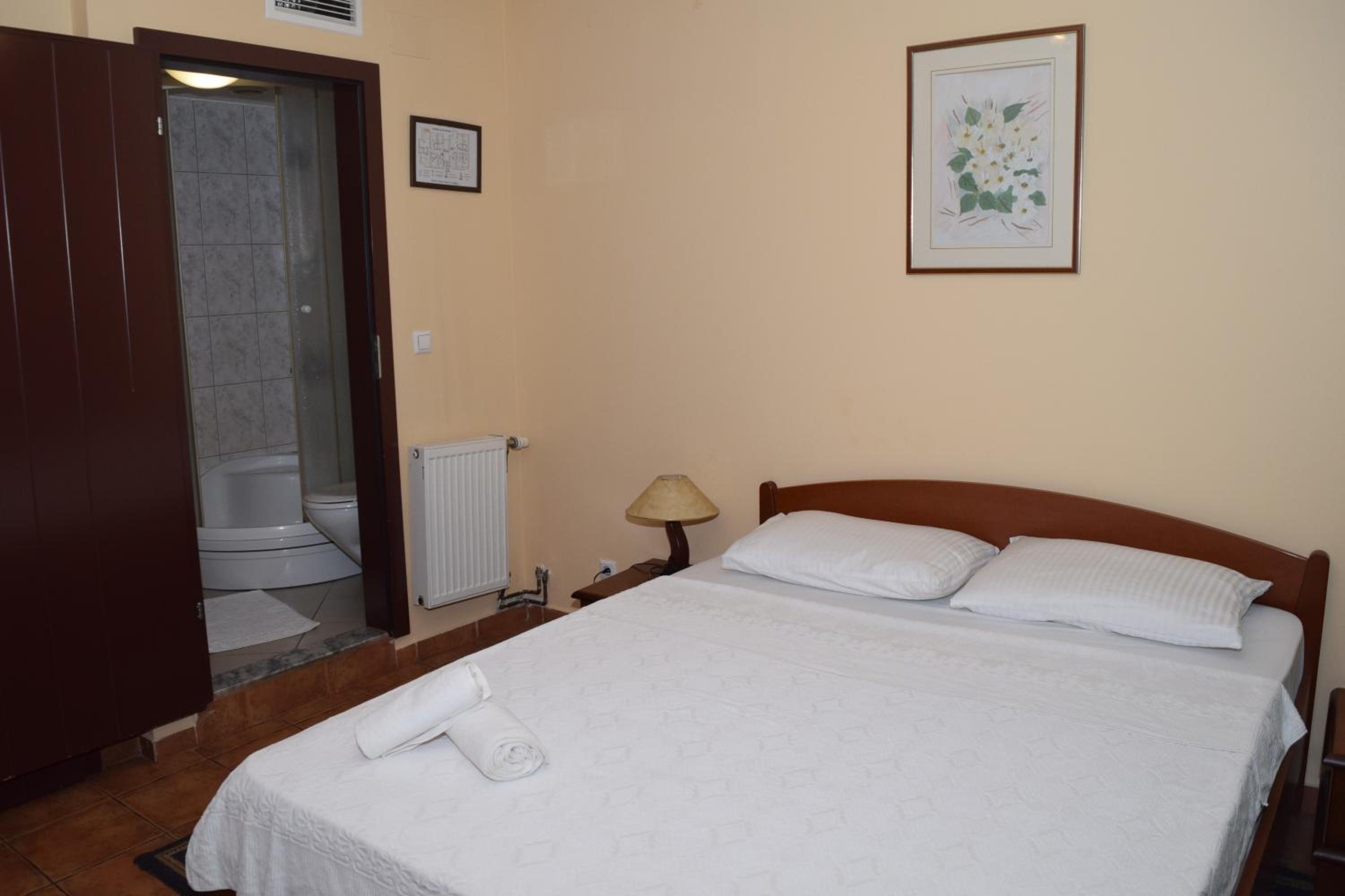 Double Room - Photo 8