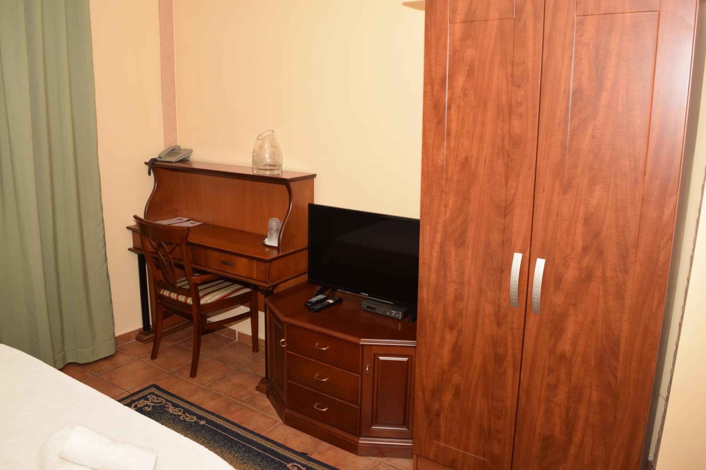 Double Room - Photo 15