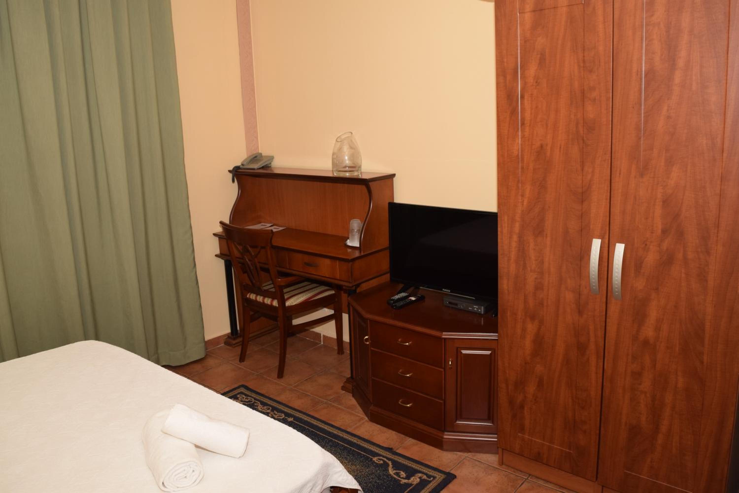 Double Room - Photo 14