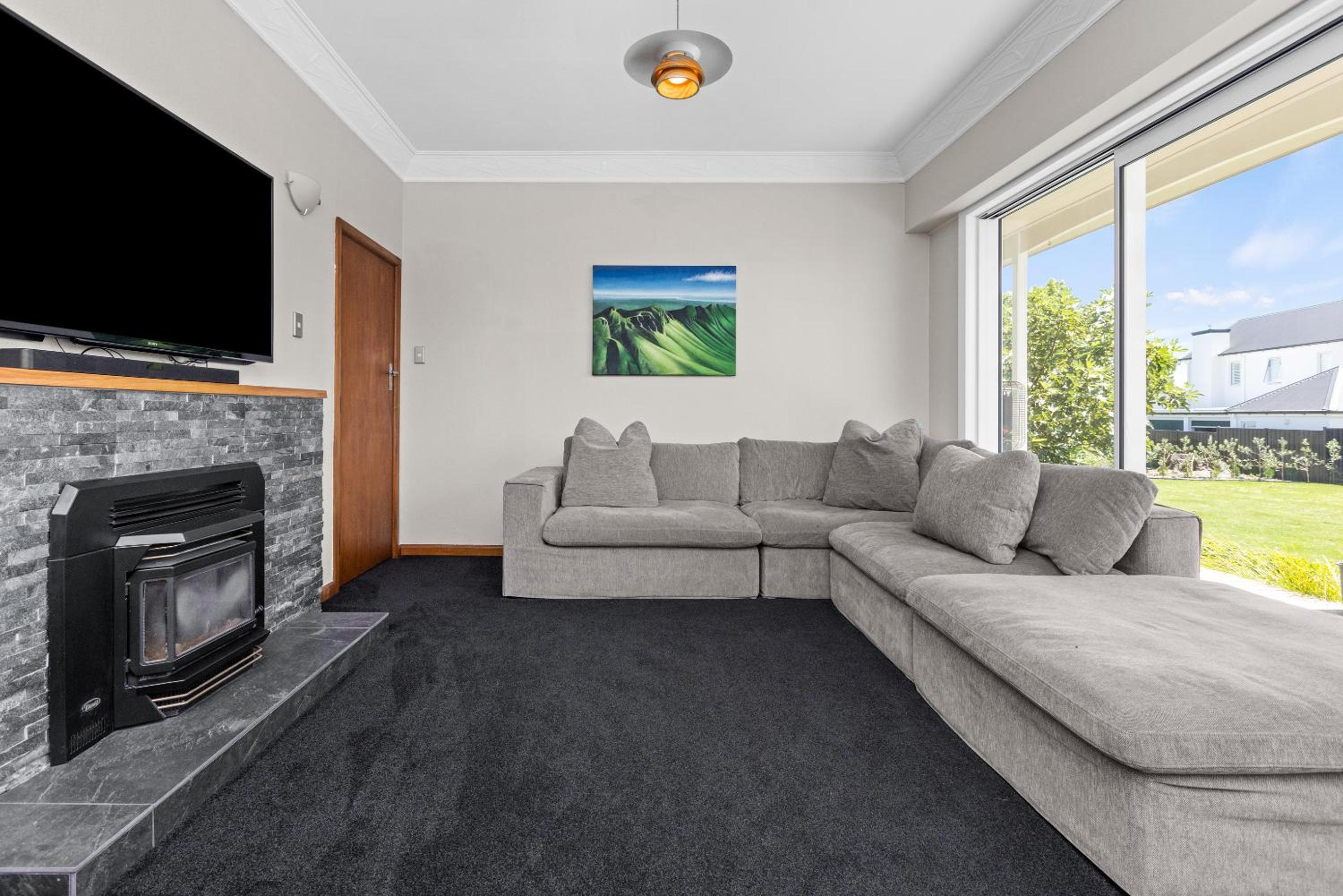 Five-Bedroom House photo 1