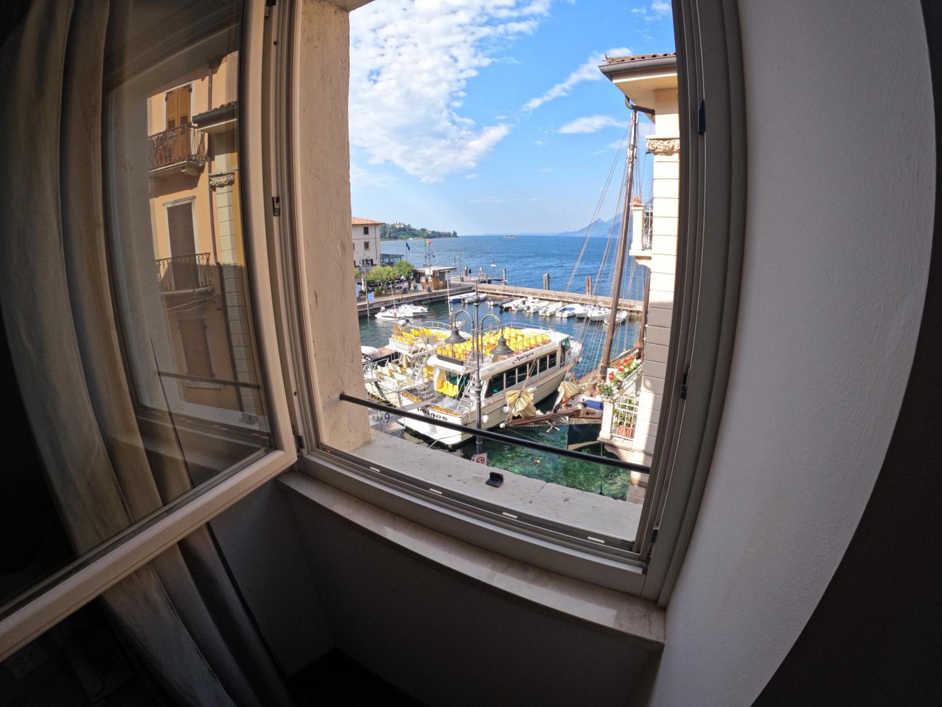 Double or Twin Room with Lake View - Photo 3