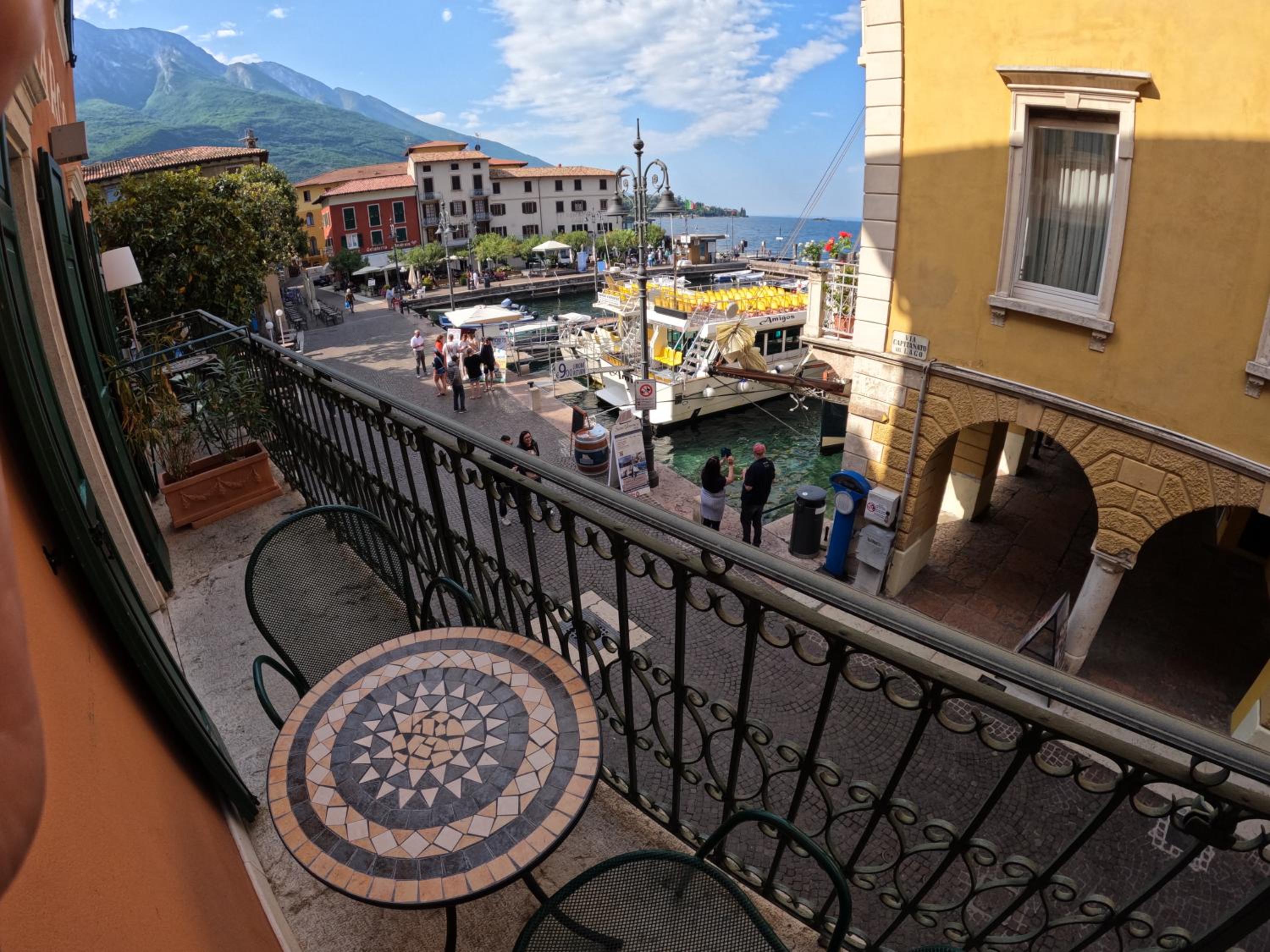 Double or Twin Room with Balcony and Lake View - Photo 3