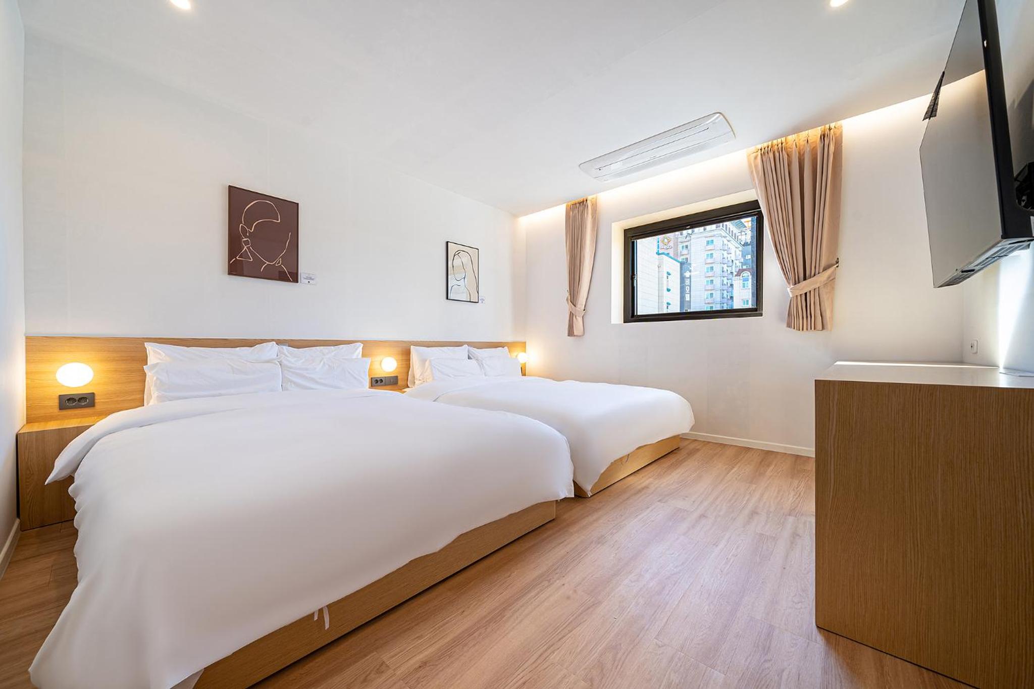 Twin Room - Photo 1