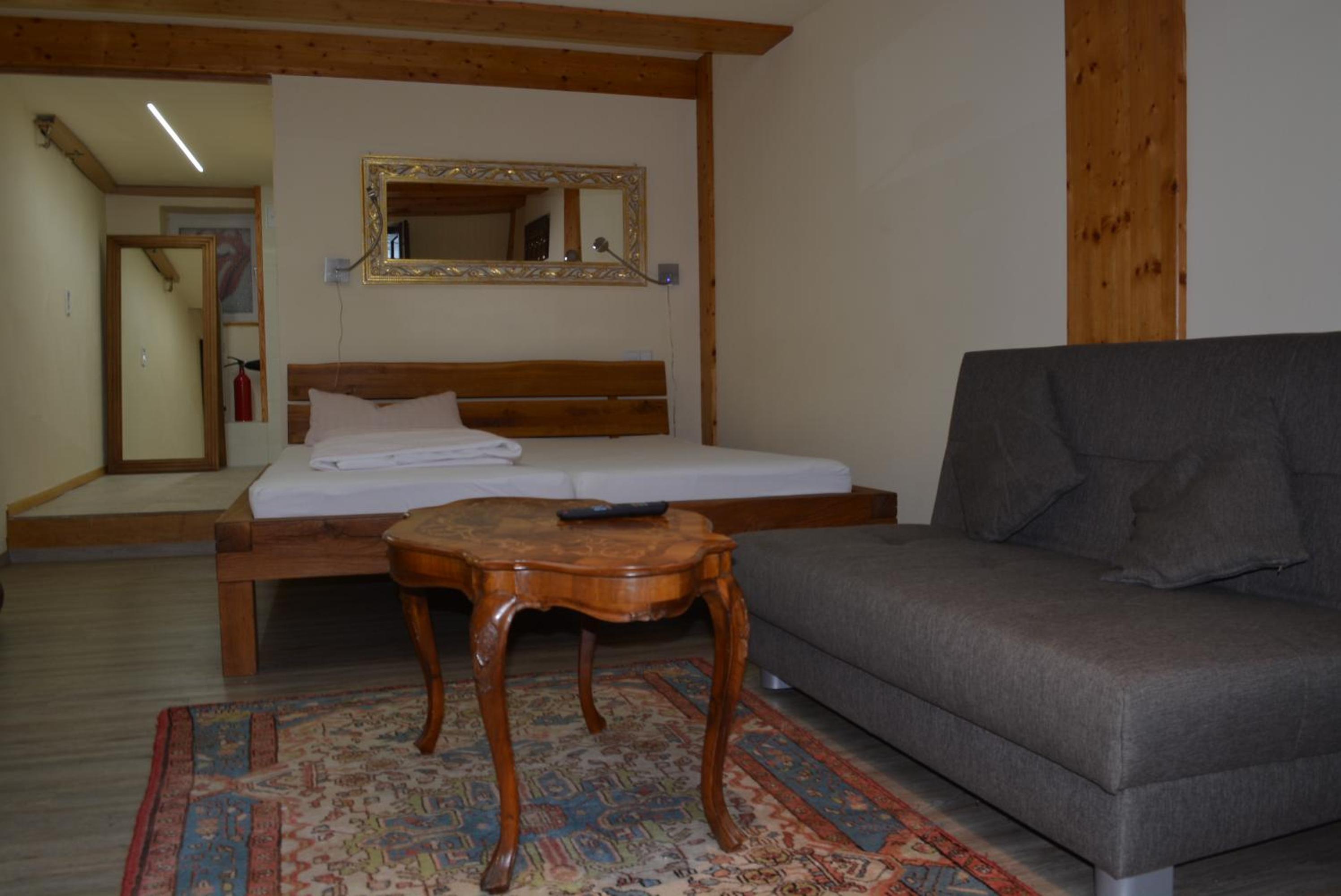 Large Double Room - Photo 1