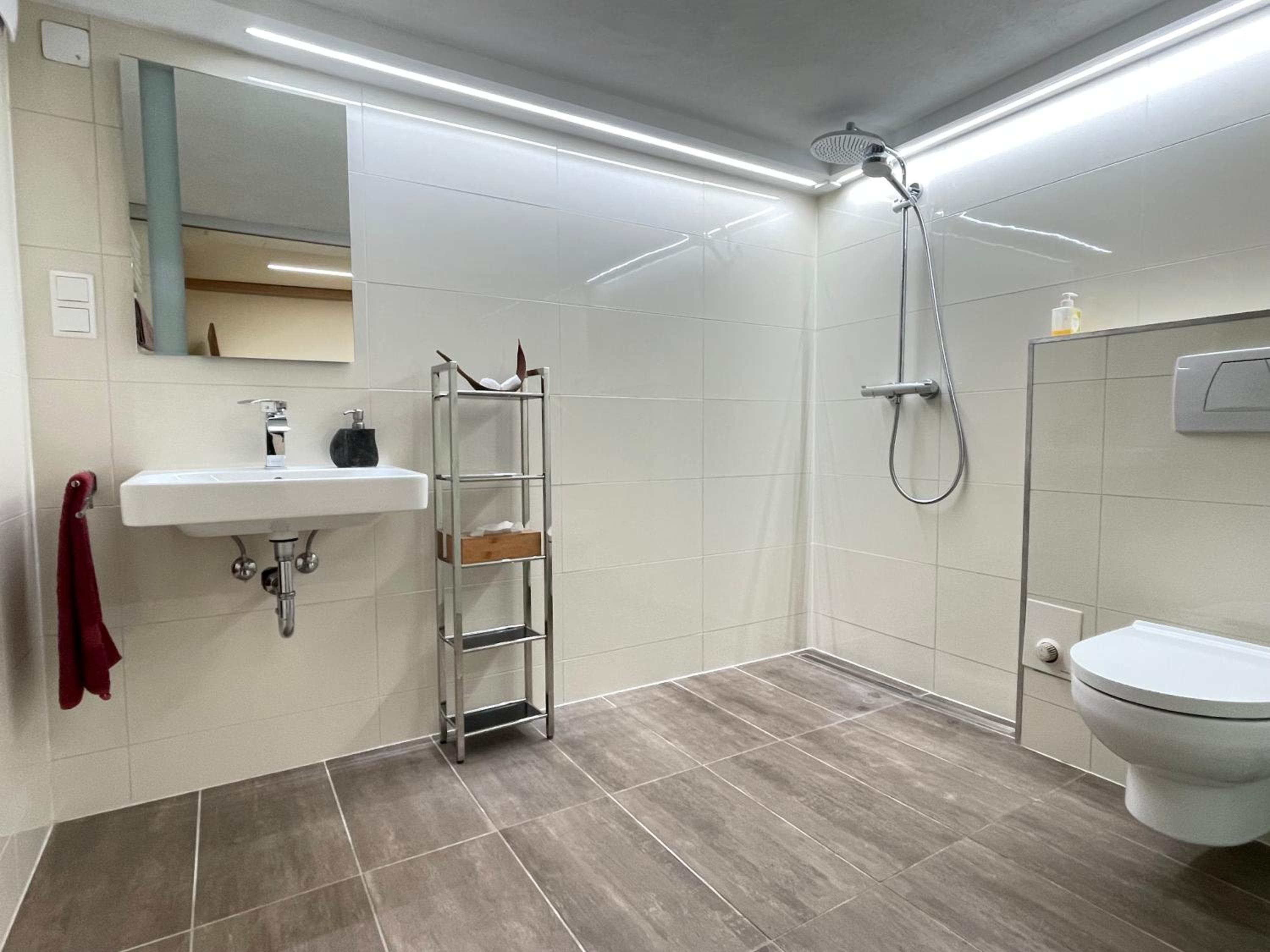 Large Double Room - Photo 2