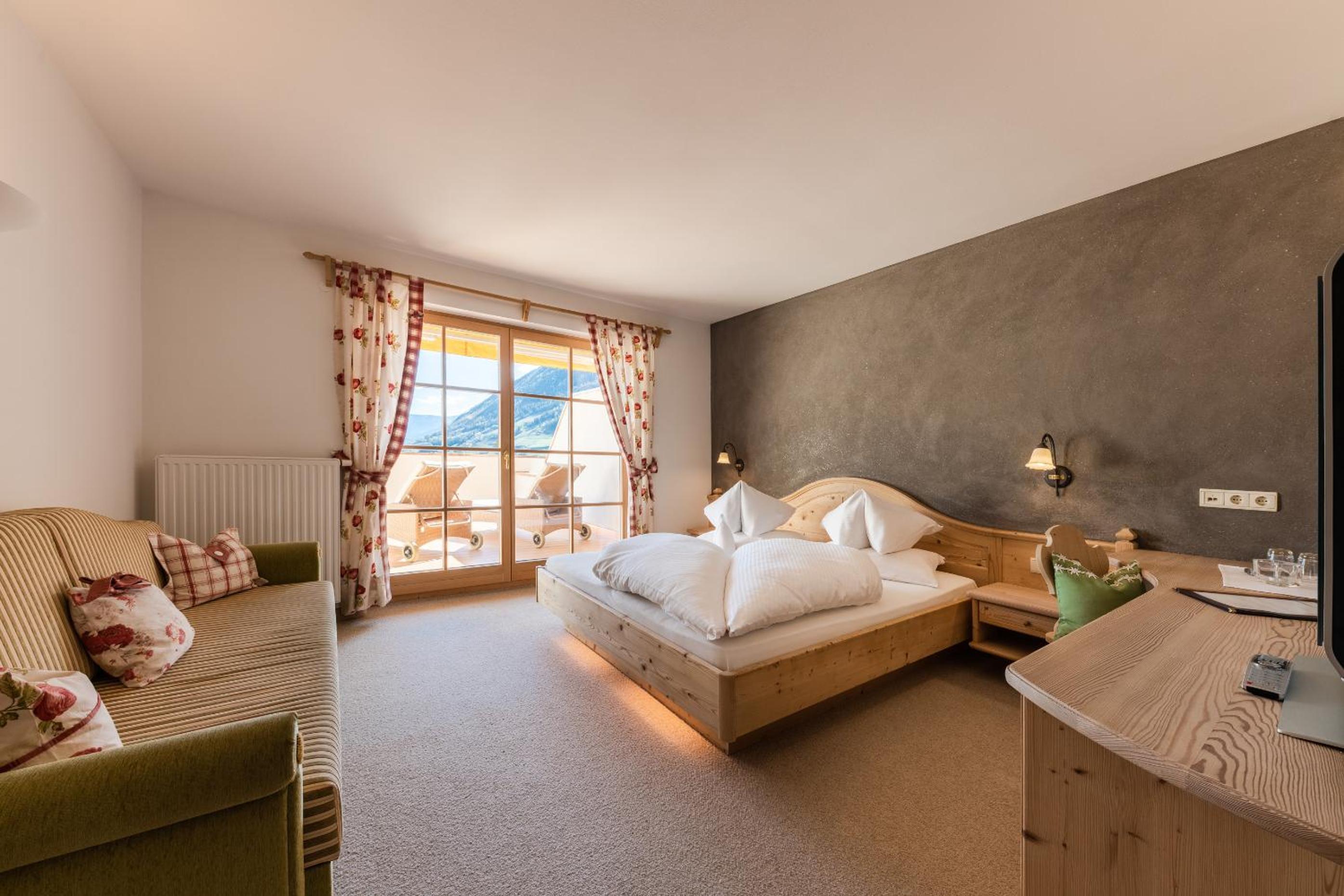 Deluxe Double Room with Balcony - Photo 2