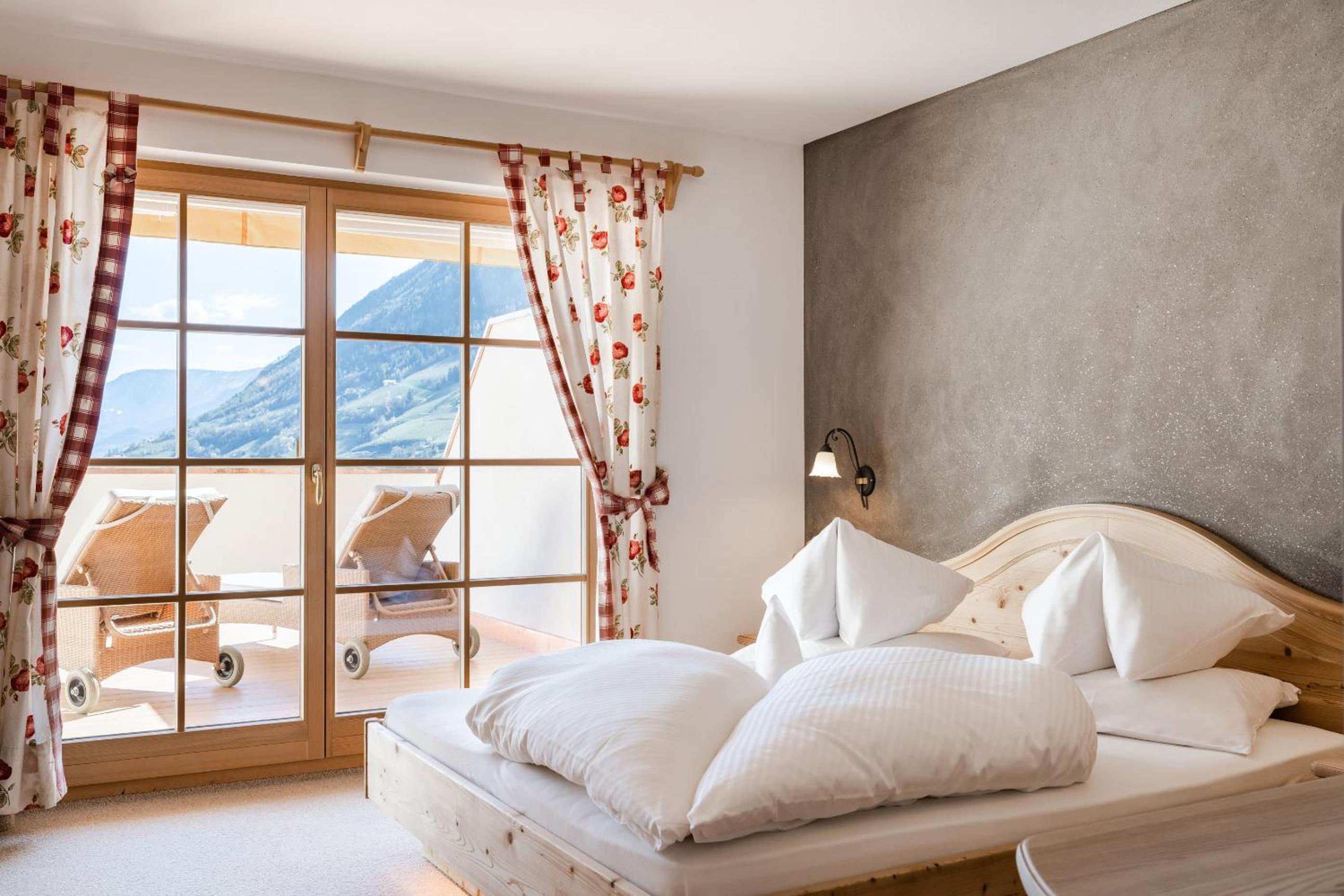 Deluxe Double Room with Balcony - Photo 4