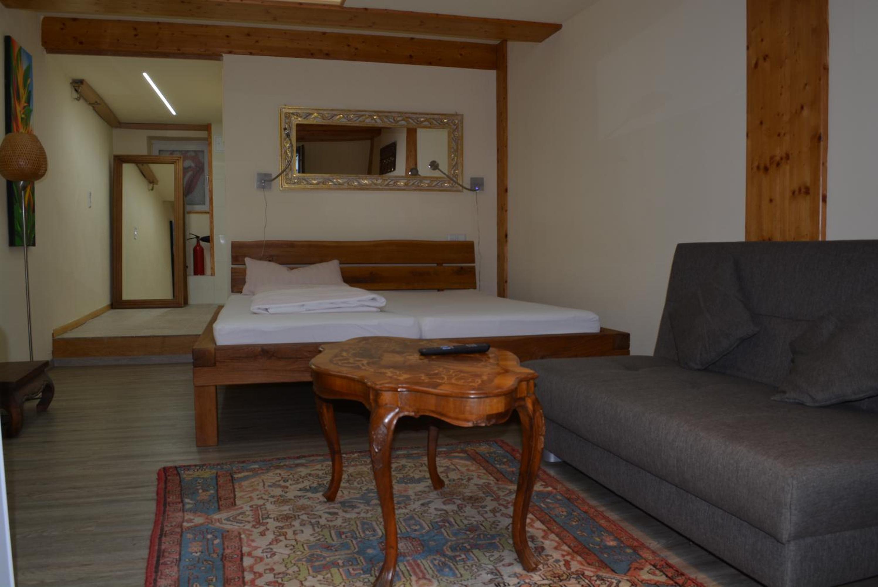 Large Double Room - Photo 4