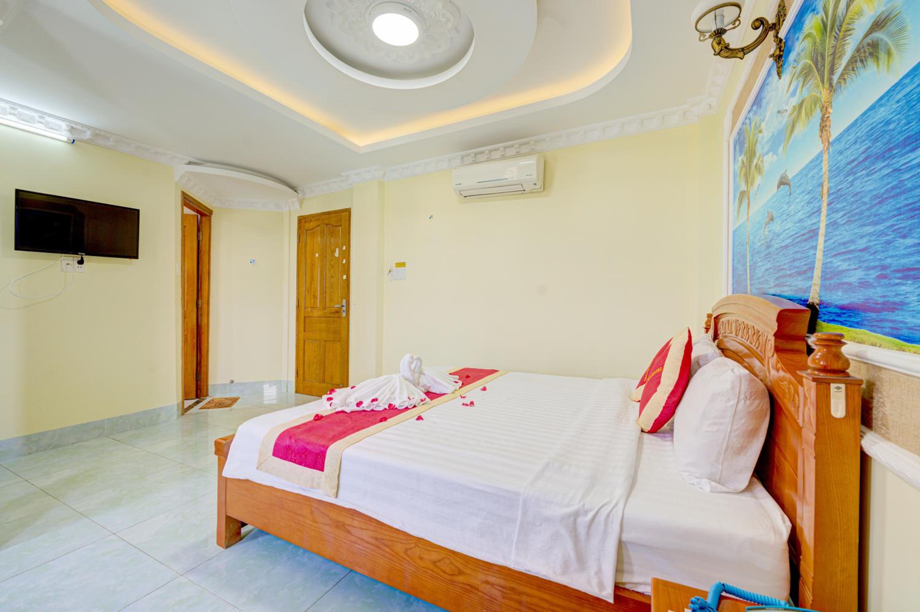 Deluxe Double Room with Bath - Photo 3
