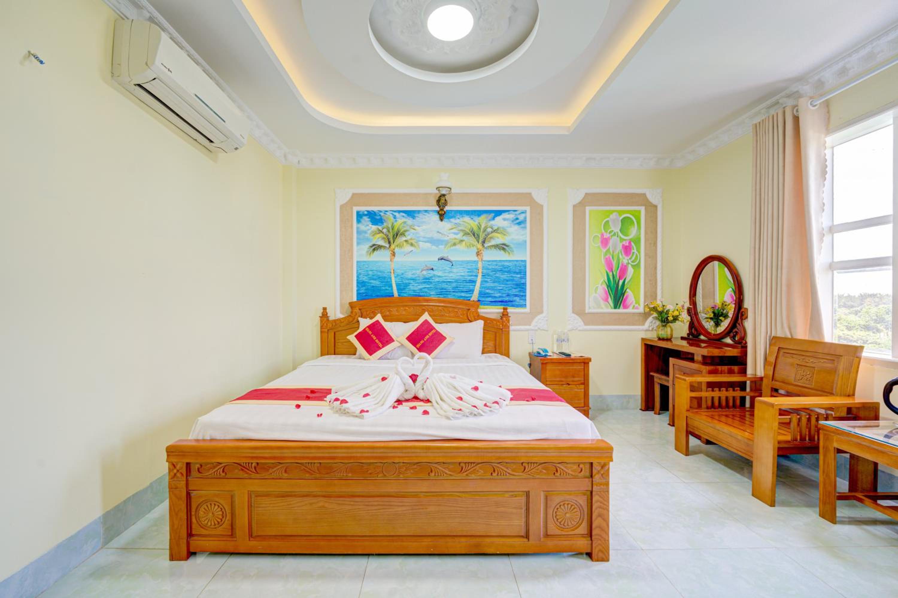 Deluxe Double Room with Bath - Photo 9
