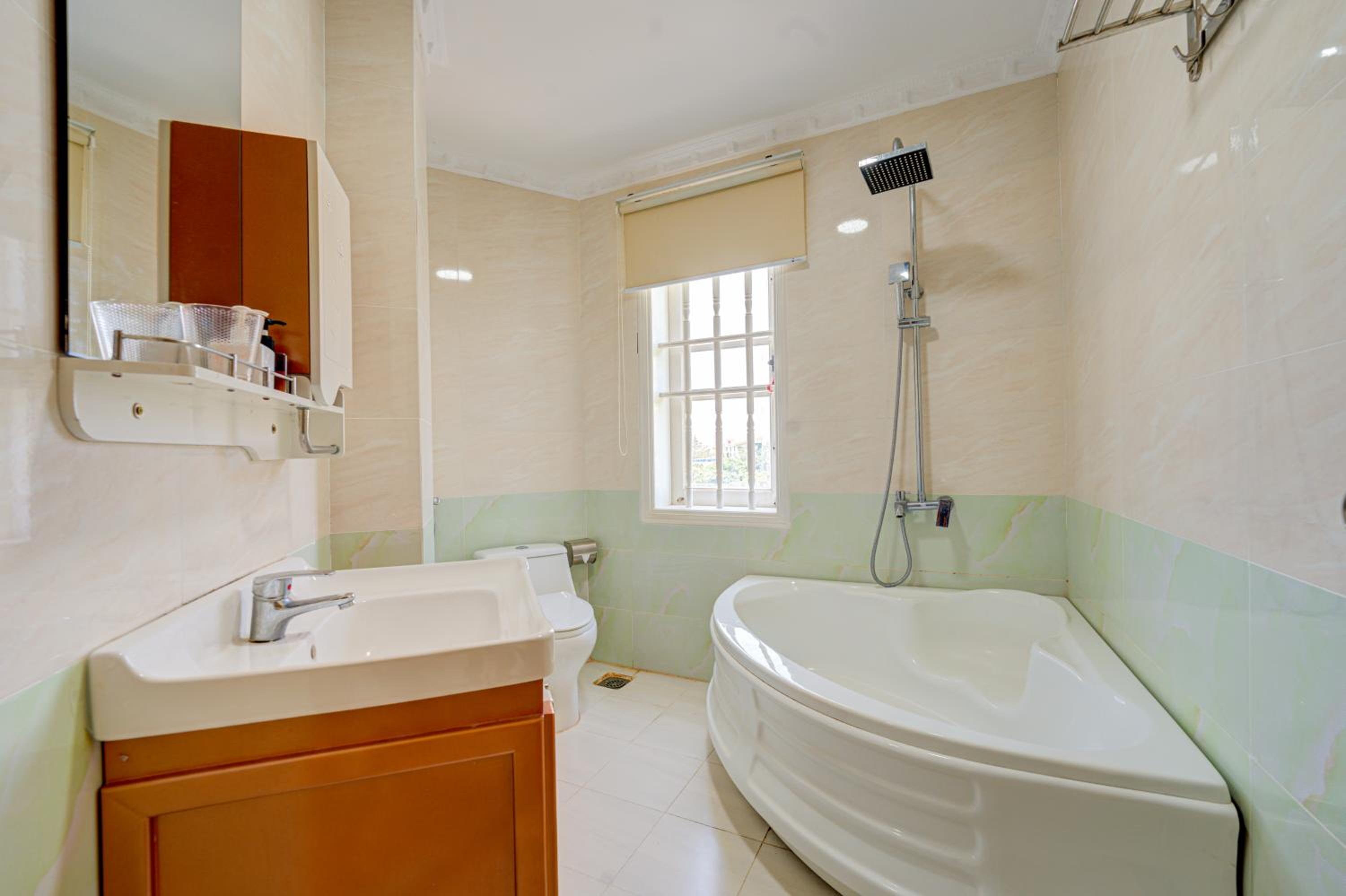 Deluxe Double Room with Bath - Photo 8