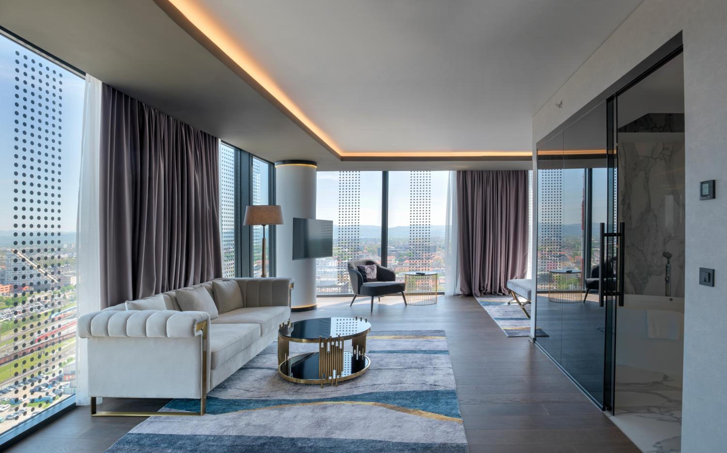 Executive Suite - Photo 3
