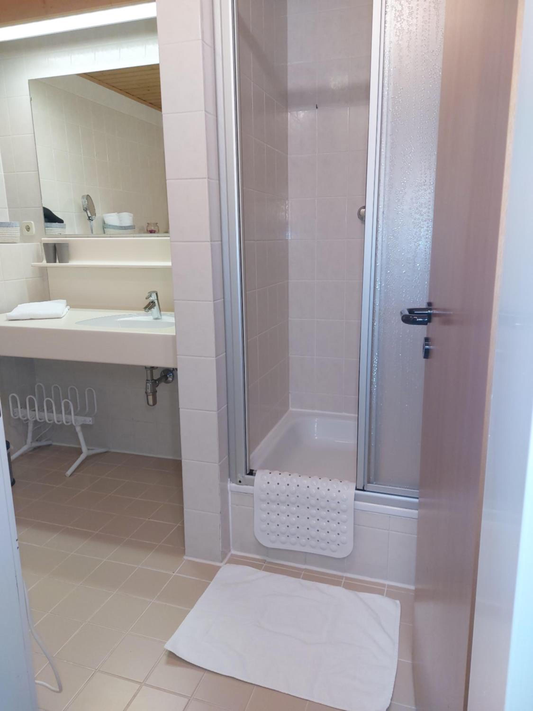 One-Bedroom Apartment with Shower photo 3
