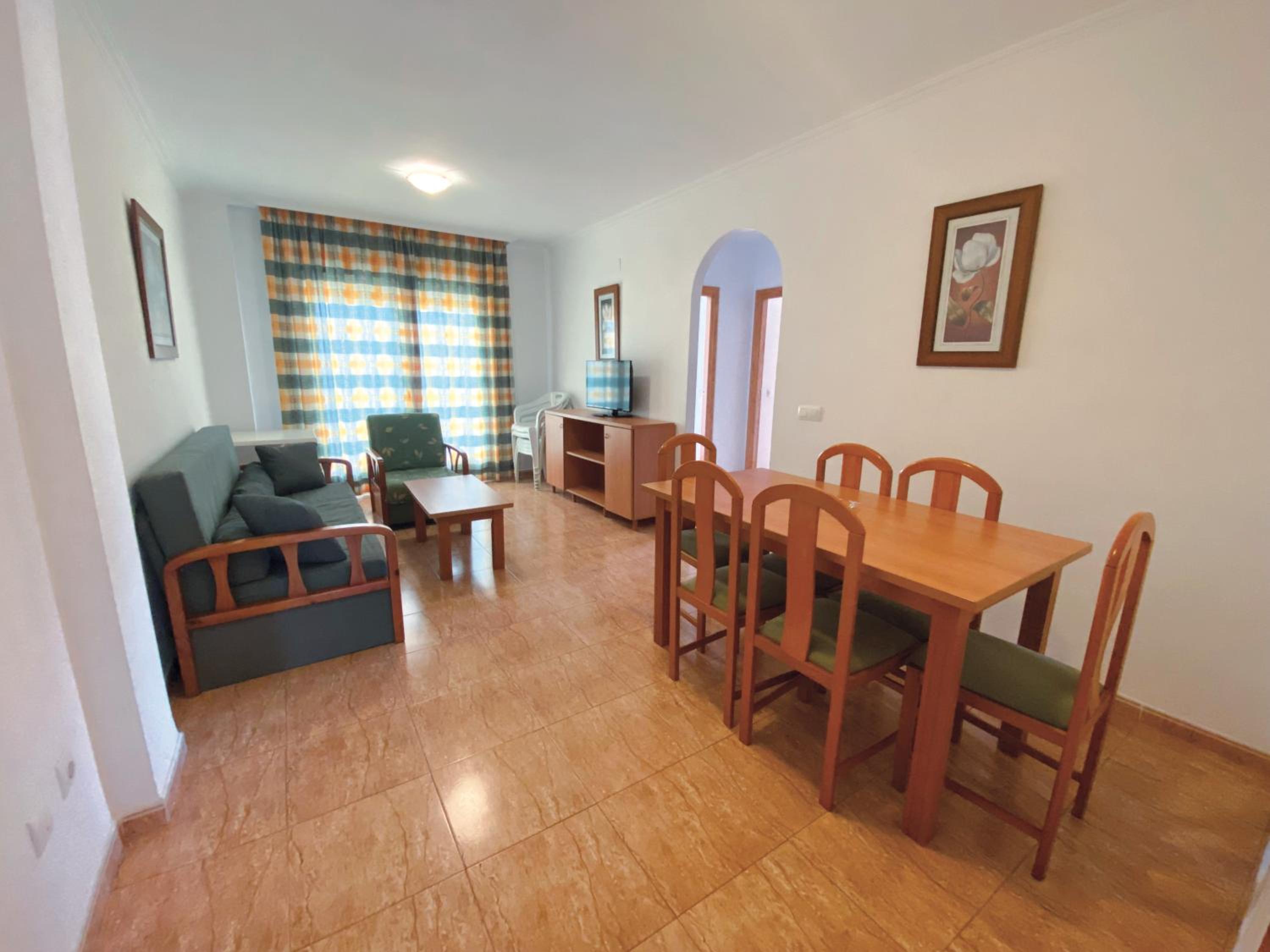 Apartamento de tres habitaciones con terraza.
