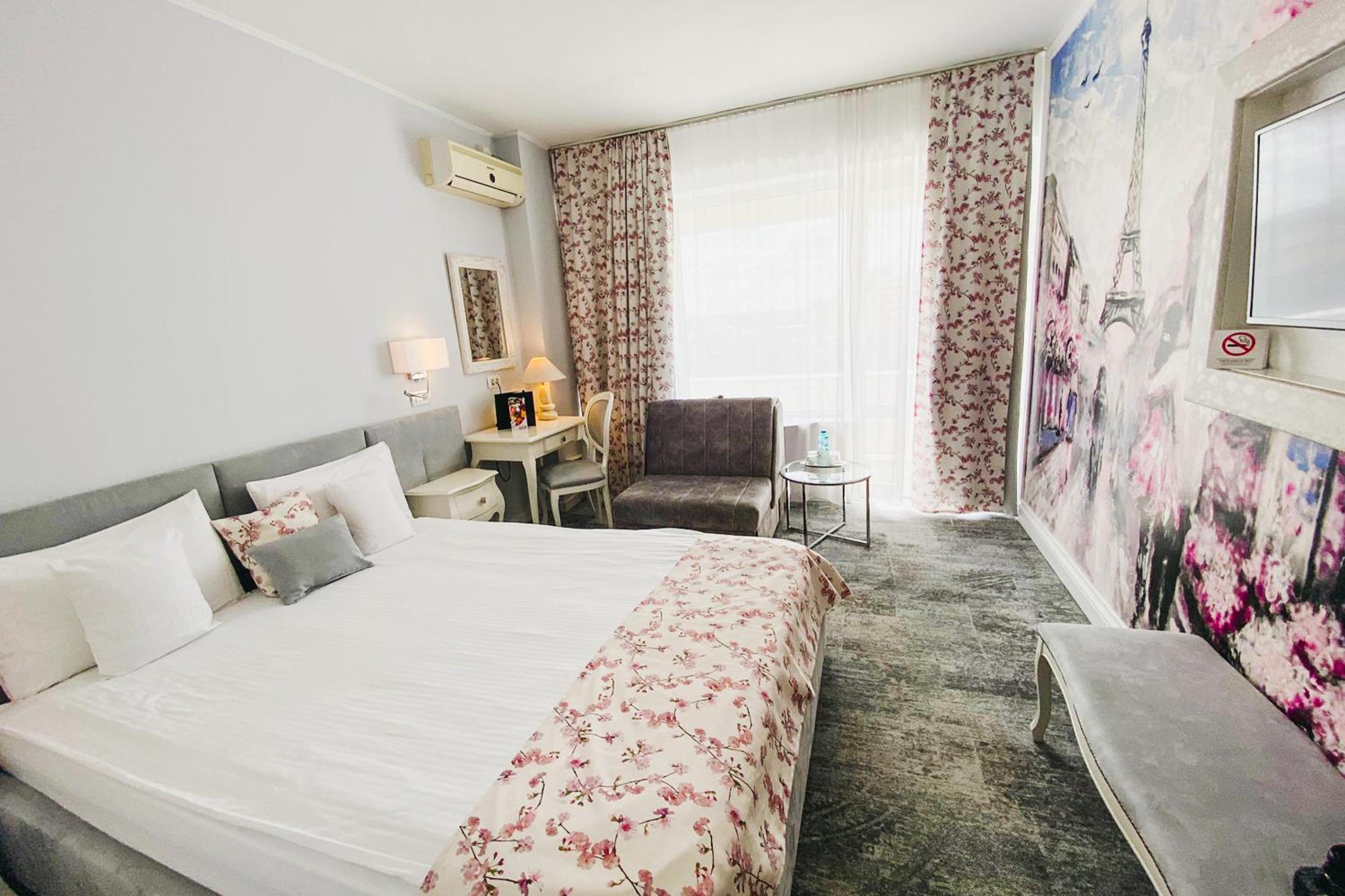 Deluxe Family Room with Extendable Armchair and River View photo 3
