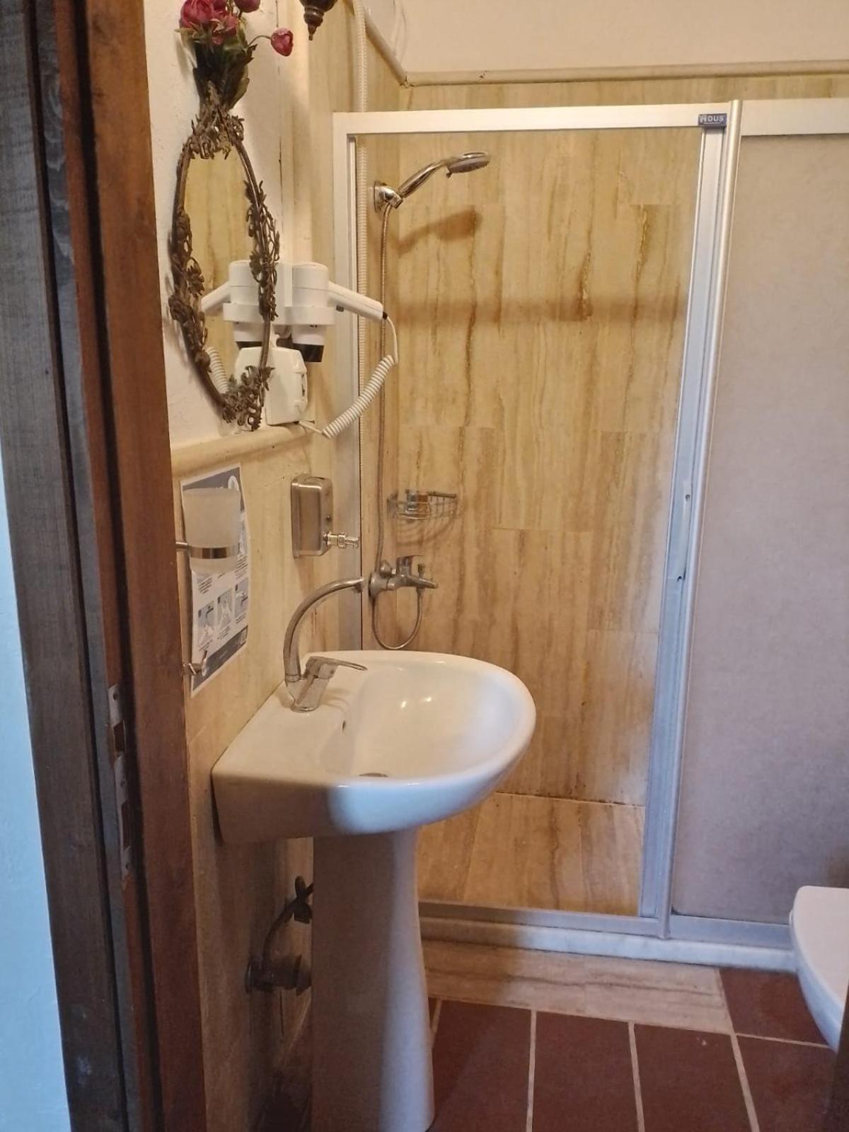 Deluxe Room - Photo 9