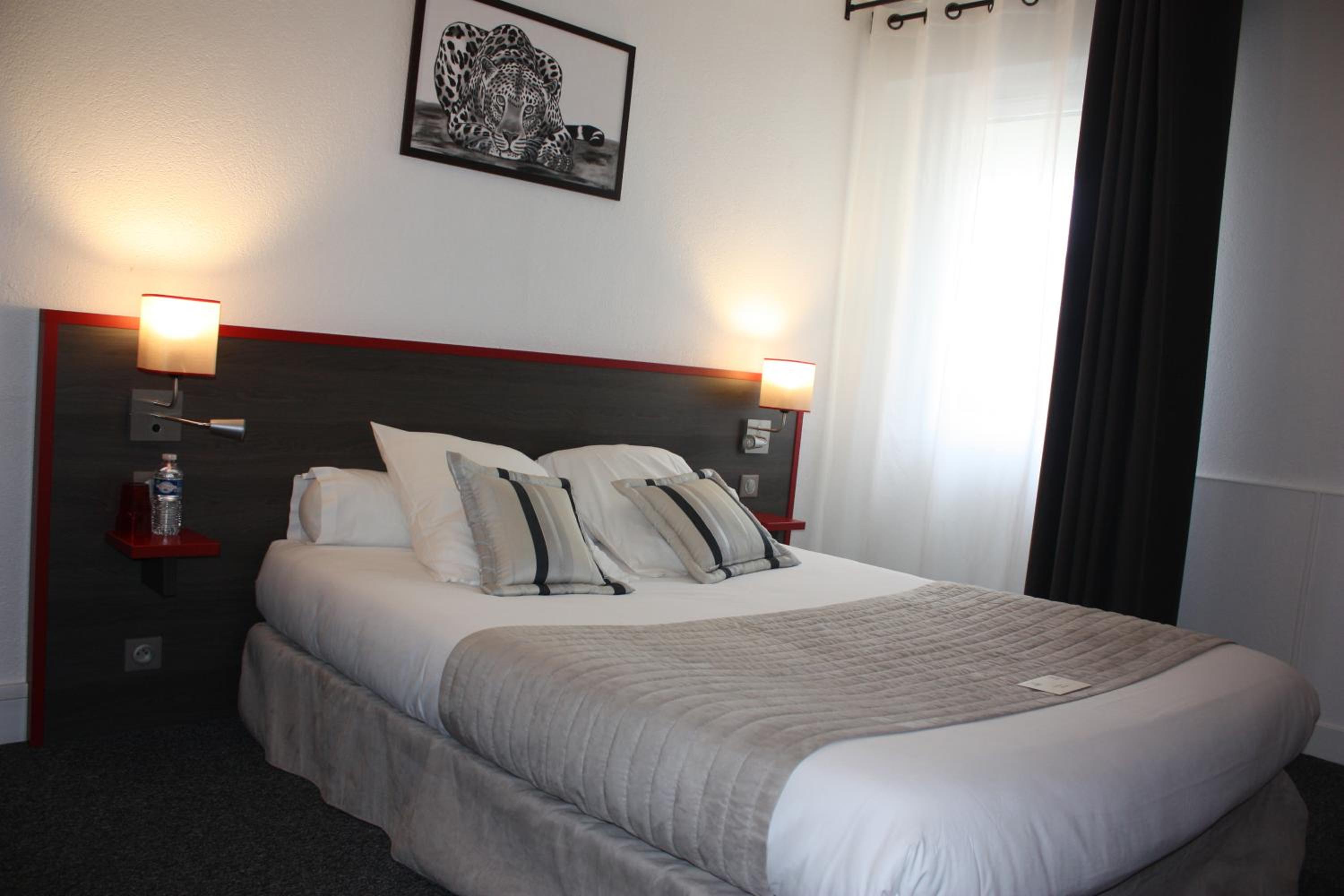 Double Room with Swimming Pool View-Lower level photo 1