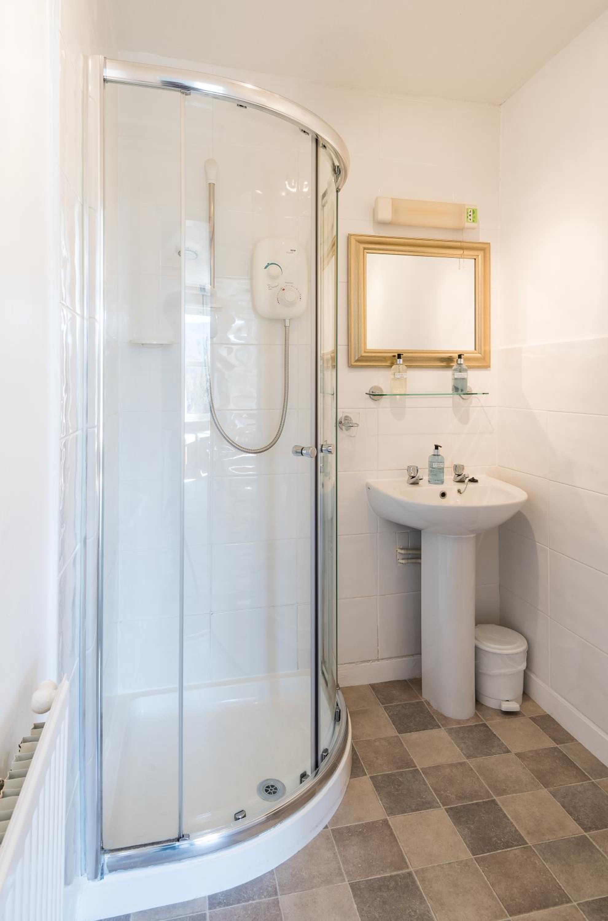 Standard Twin Room - Photo 3