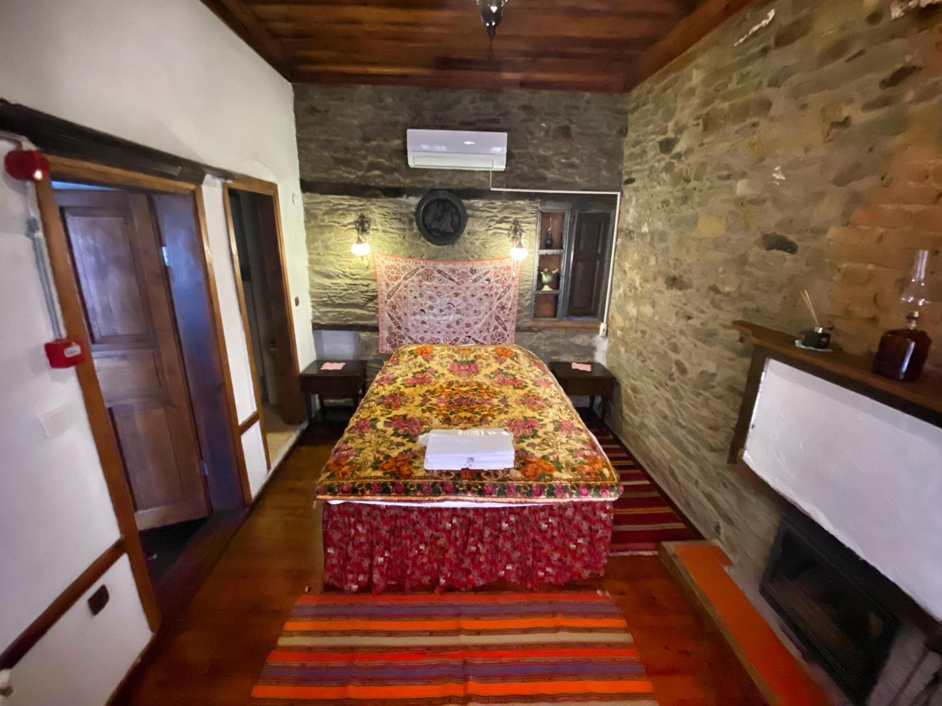 Deluxe Room - Photo 8