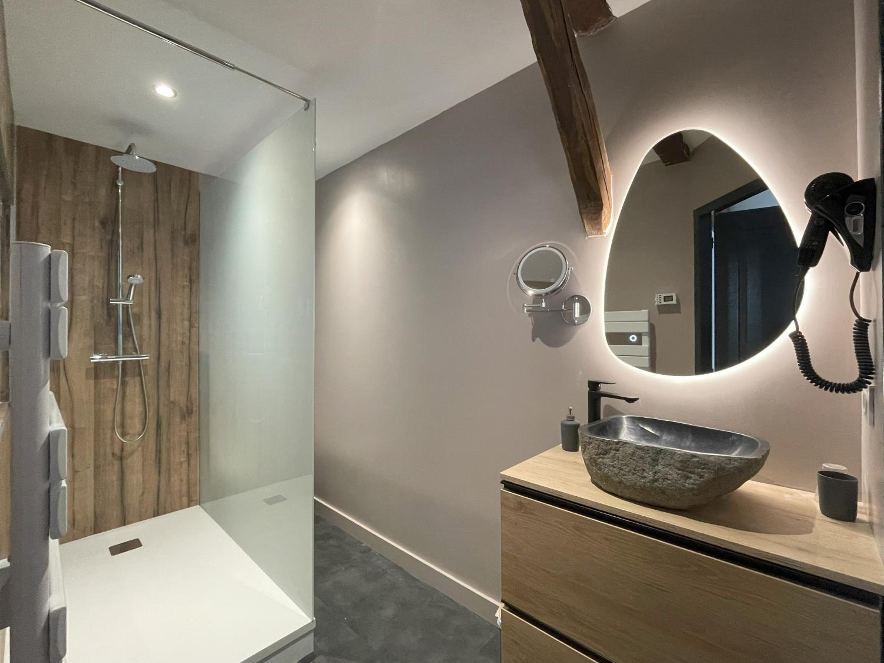 Suite - Photo 12