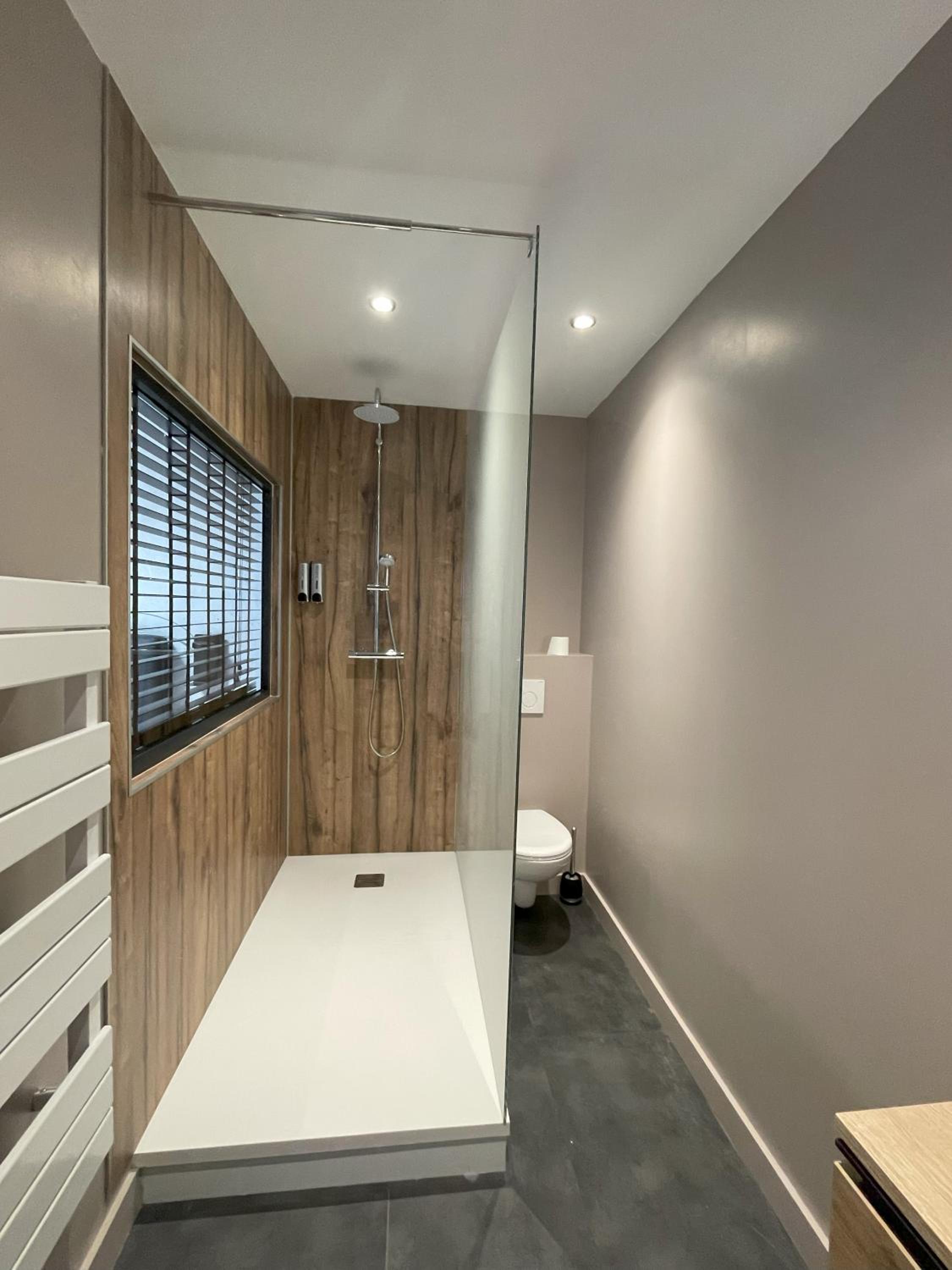 Suite - Photo 13