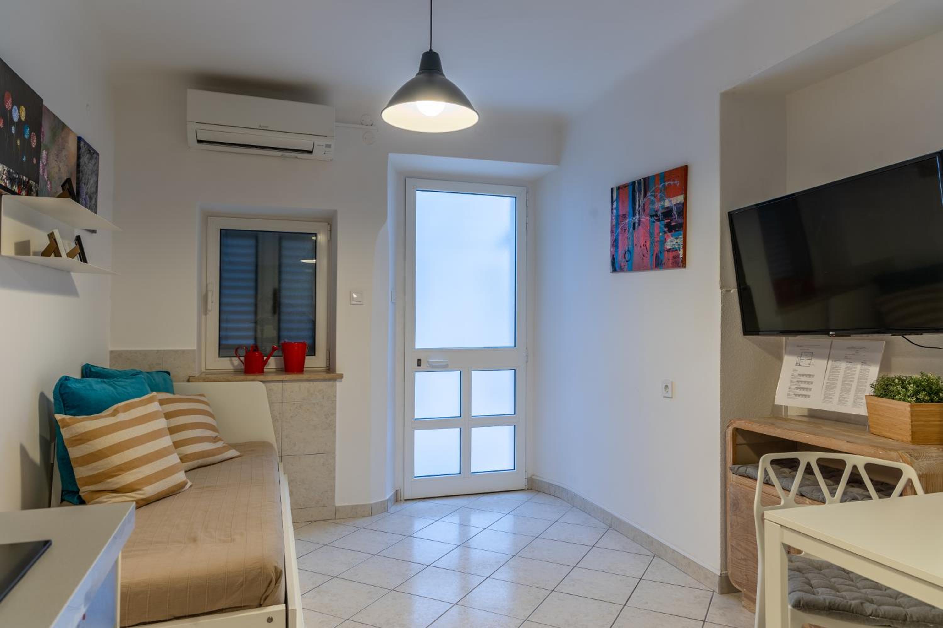 Apartment with Terrace - Photo 9