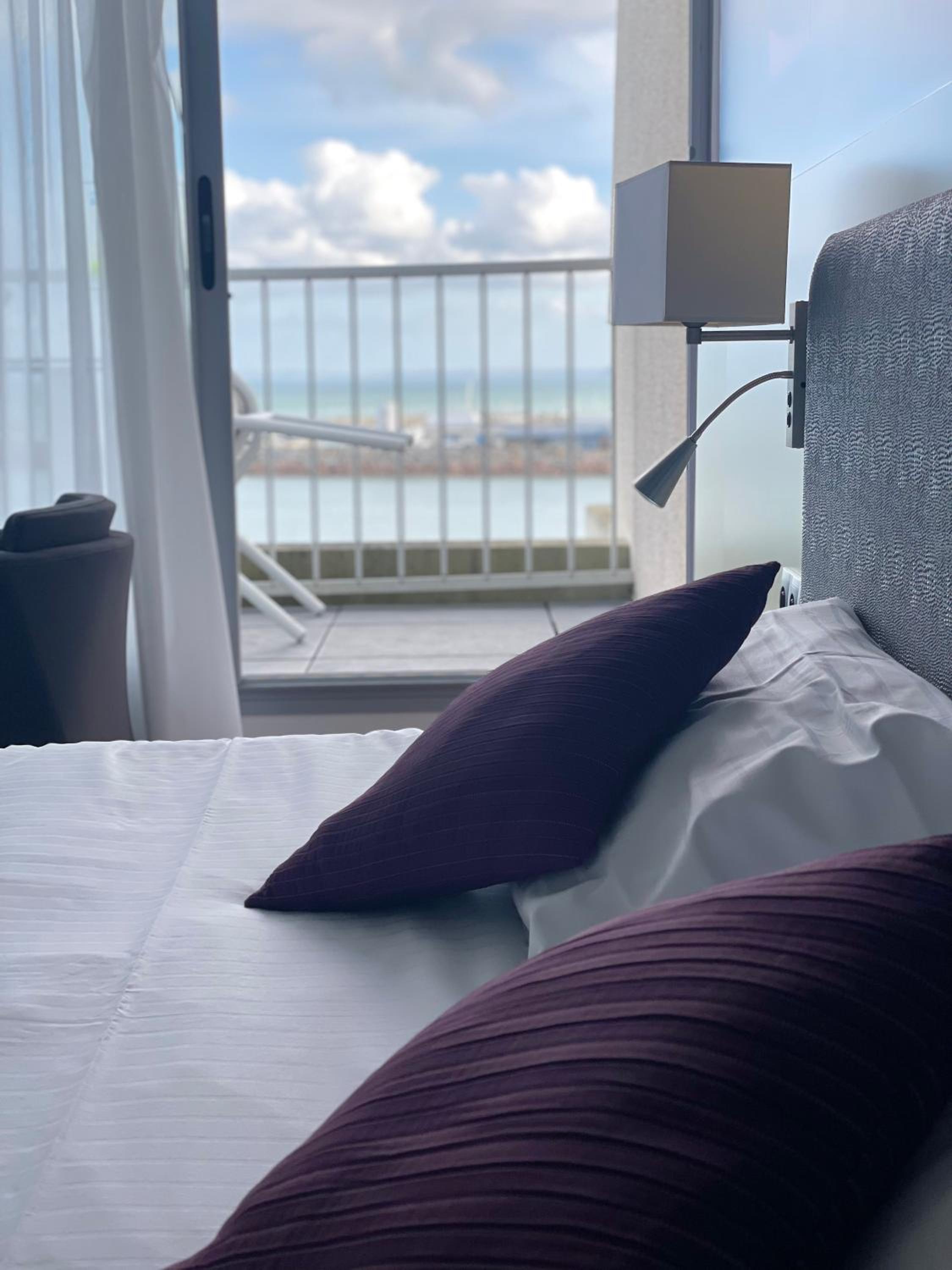 Superior Double Room with Terrace and Lateral Sea View photo 3