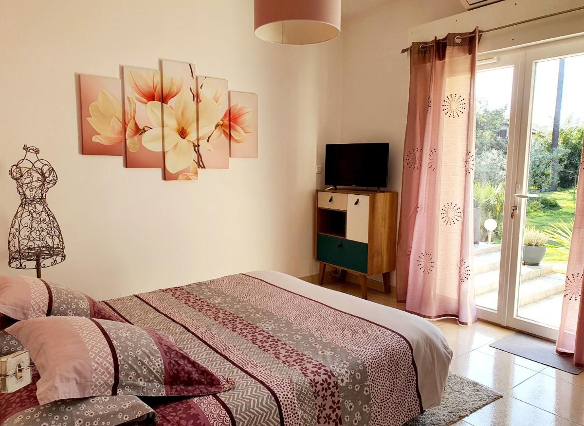 Deluxe Double Room with Bath photo 3