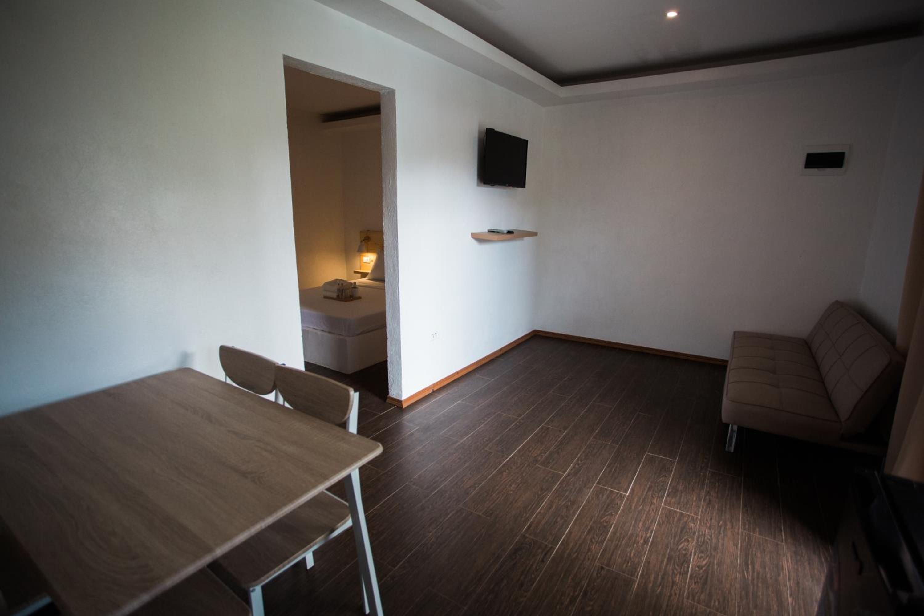 Deluxe Queen Suite - Photo 1