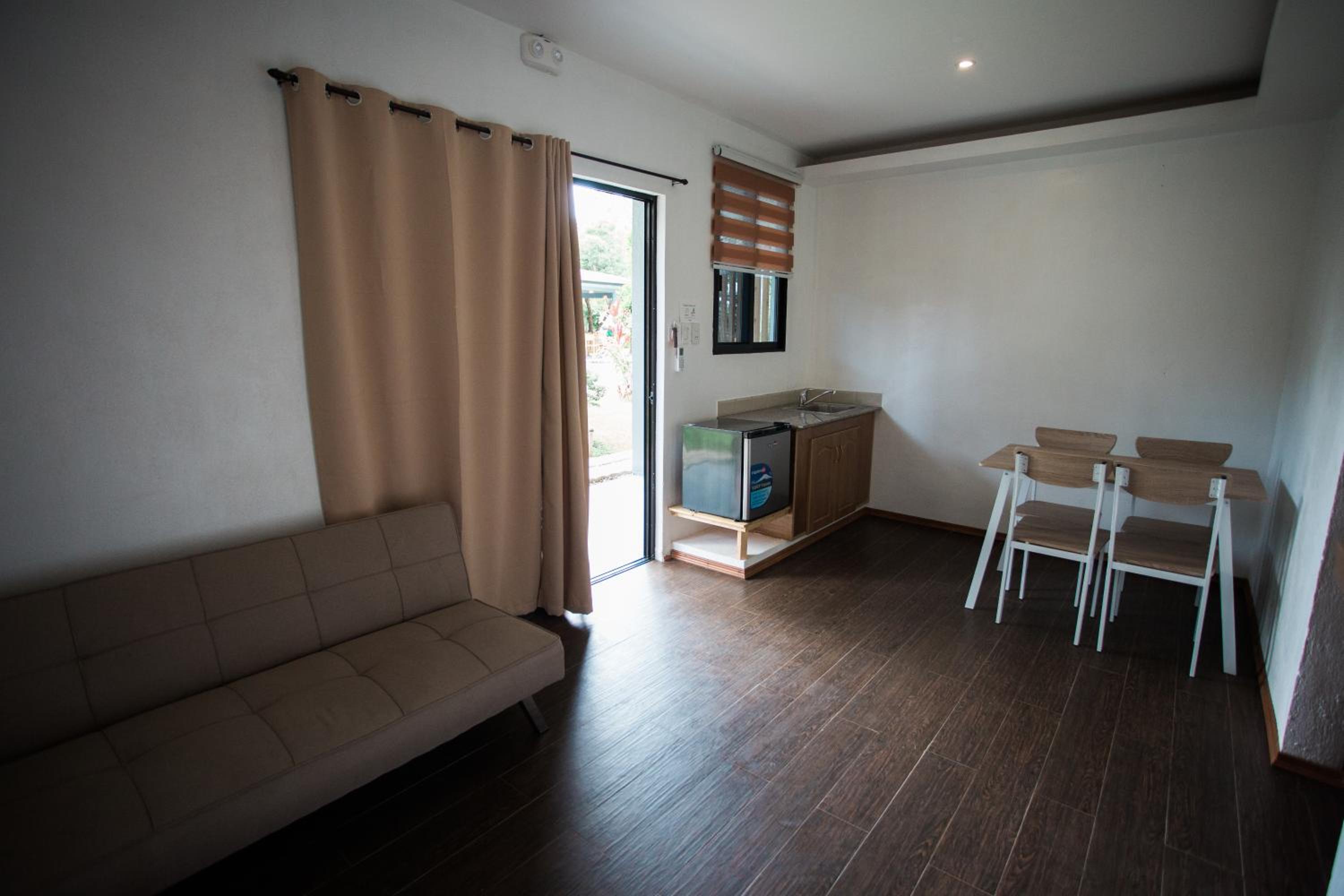 Deluxe Queen Suite - Photo 5