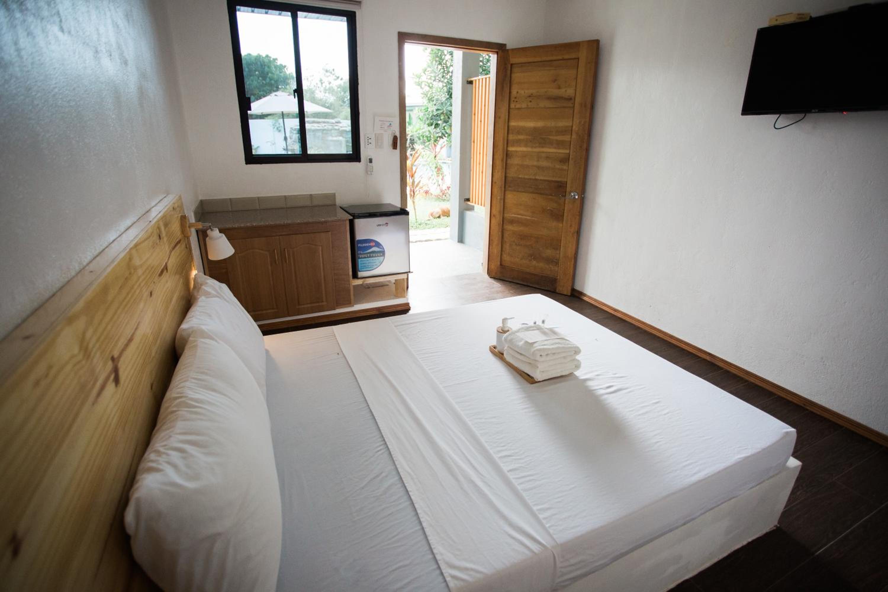 Studio with Pool View - Photo 8
