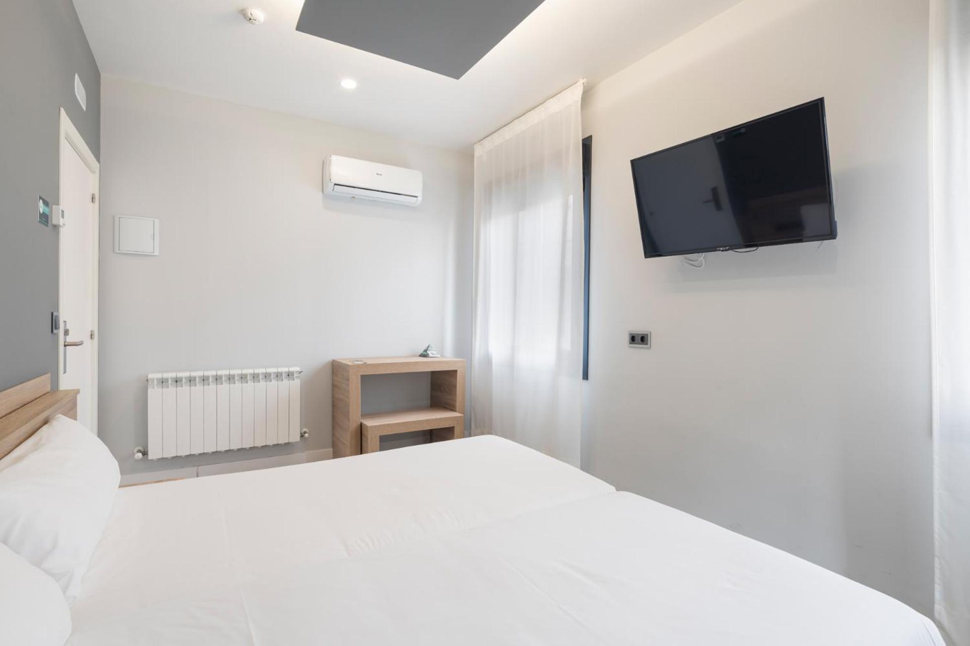 Double or Twin Room with Private Bathroom photo 3