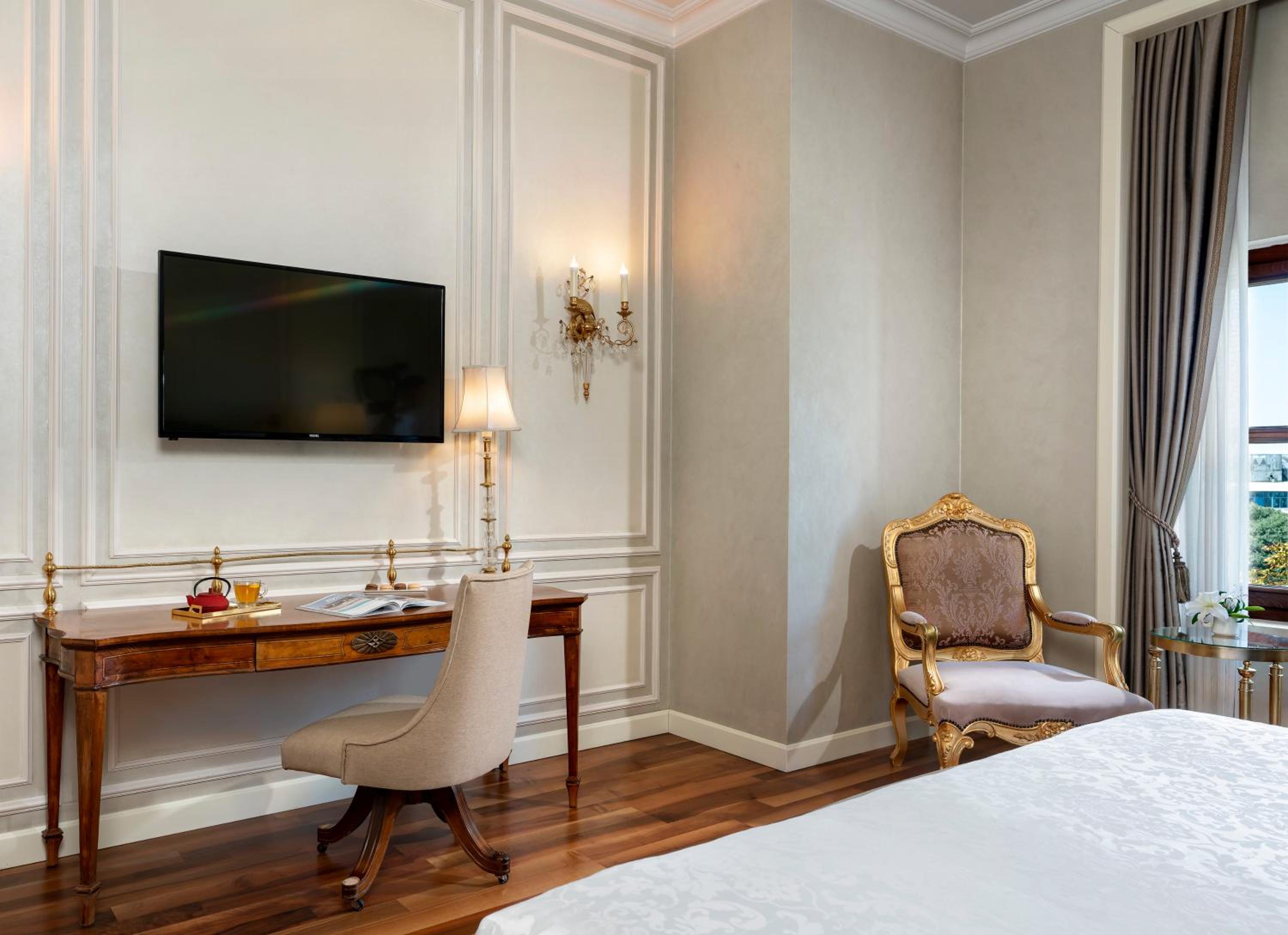 Deluxe King Room With Pera View thumbnail 5